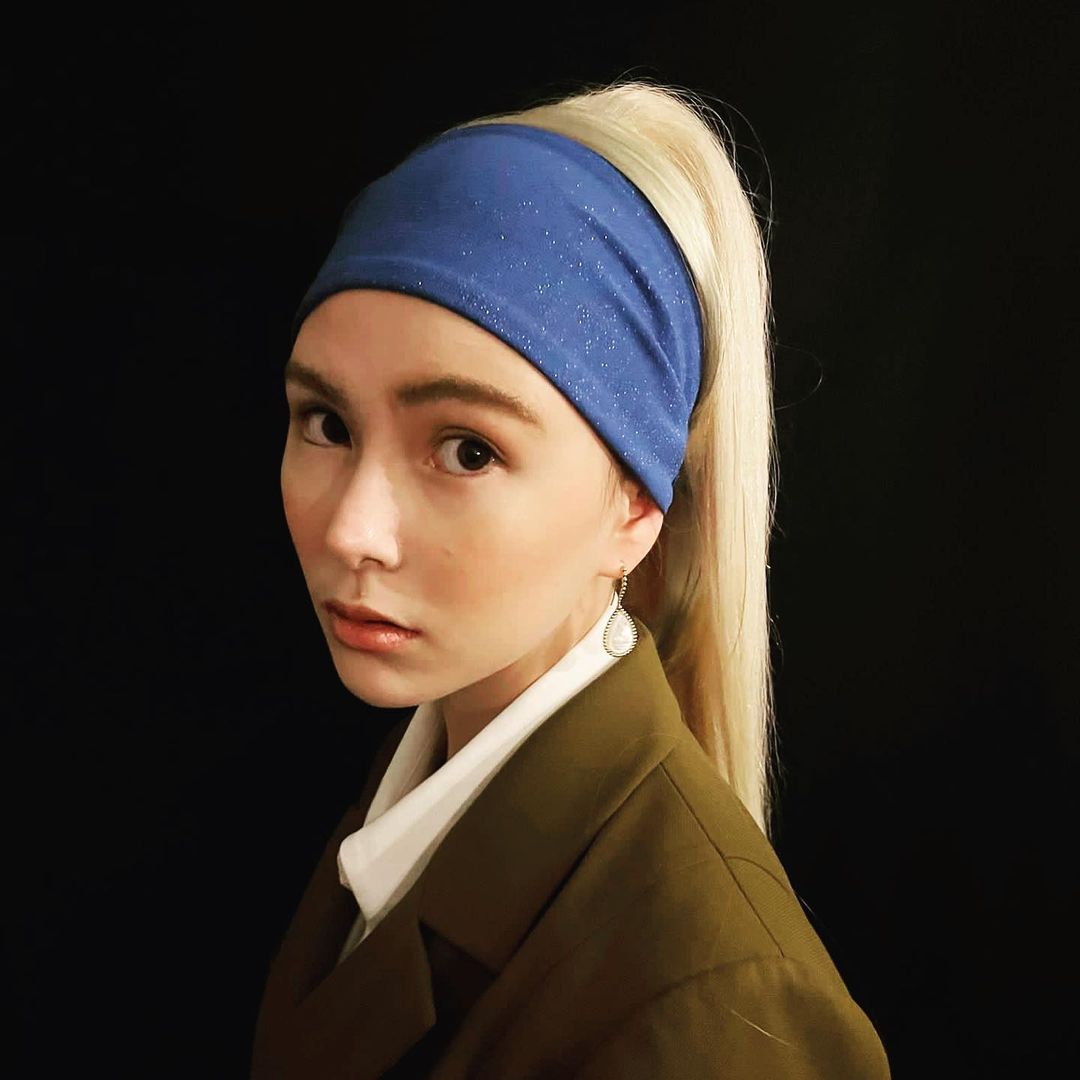 昆凌萬變裝成17世紀世界名畫《戴珍珠耳環的少女》畫中的主角。(翻攝自昆凌IG)