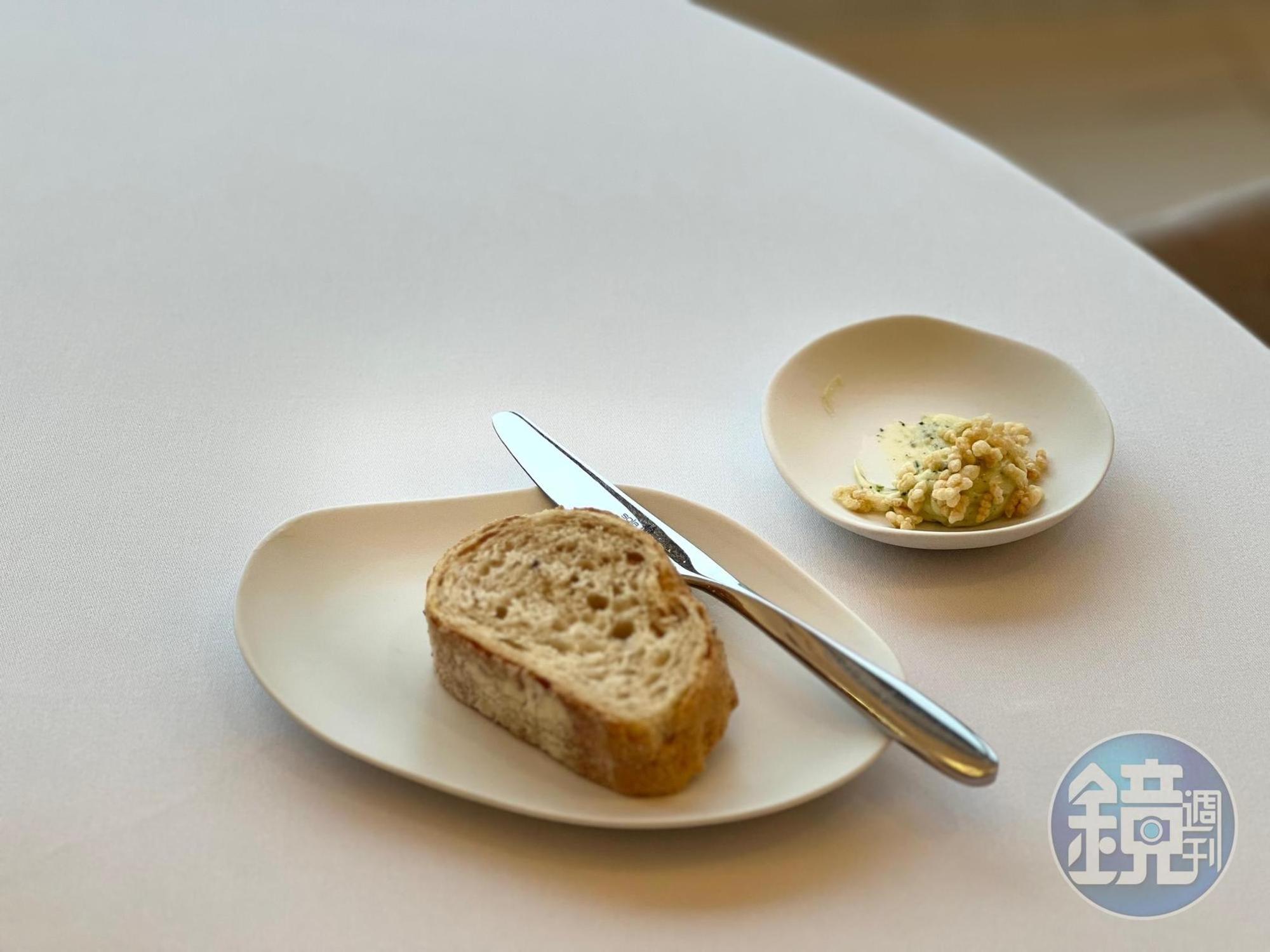 將麵包頭重製再利用的歐式麵包搭配主廚自製風味奶油。
