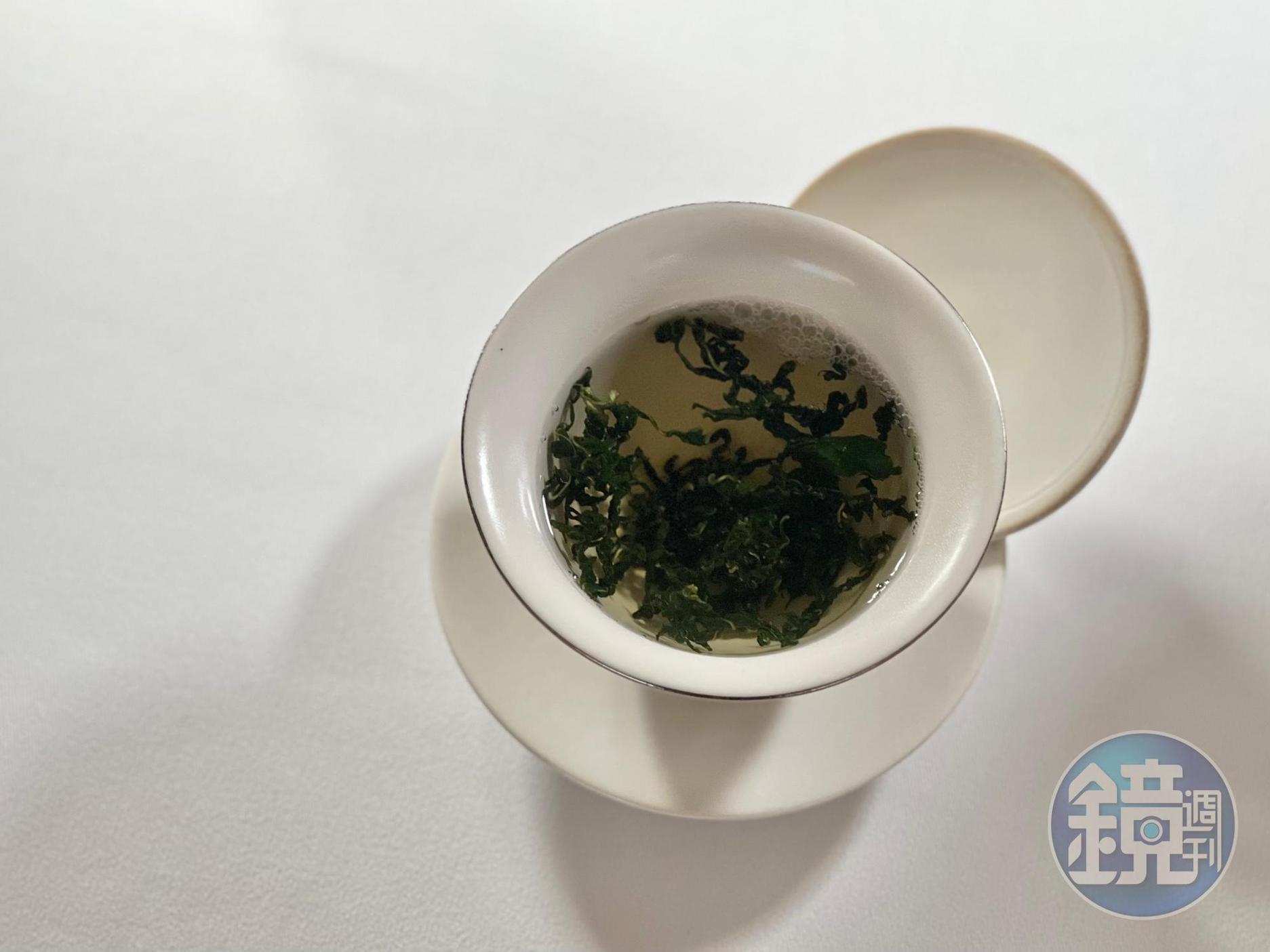 芥蘭菜葉變身茶葉以利保存。