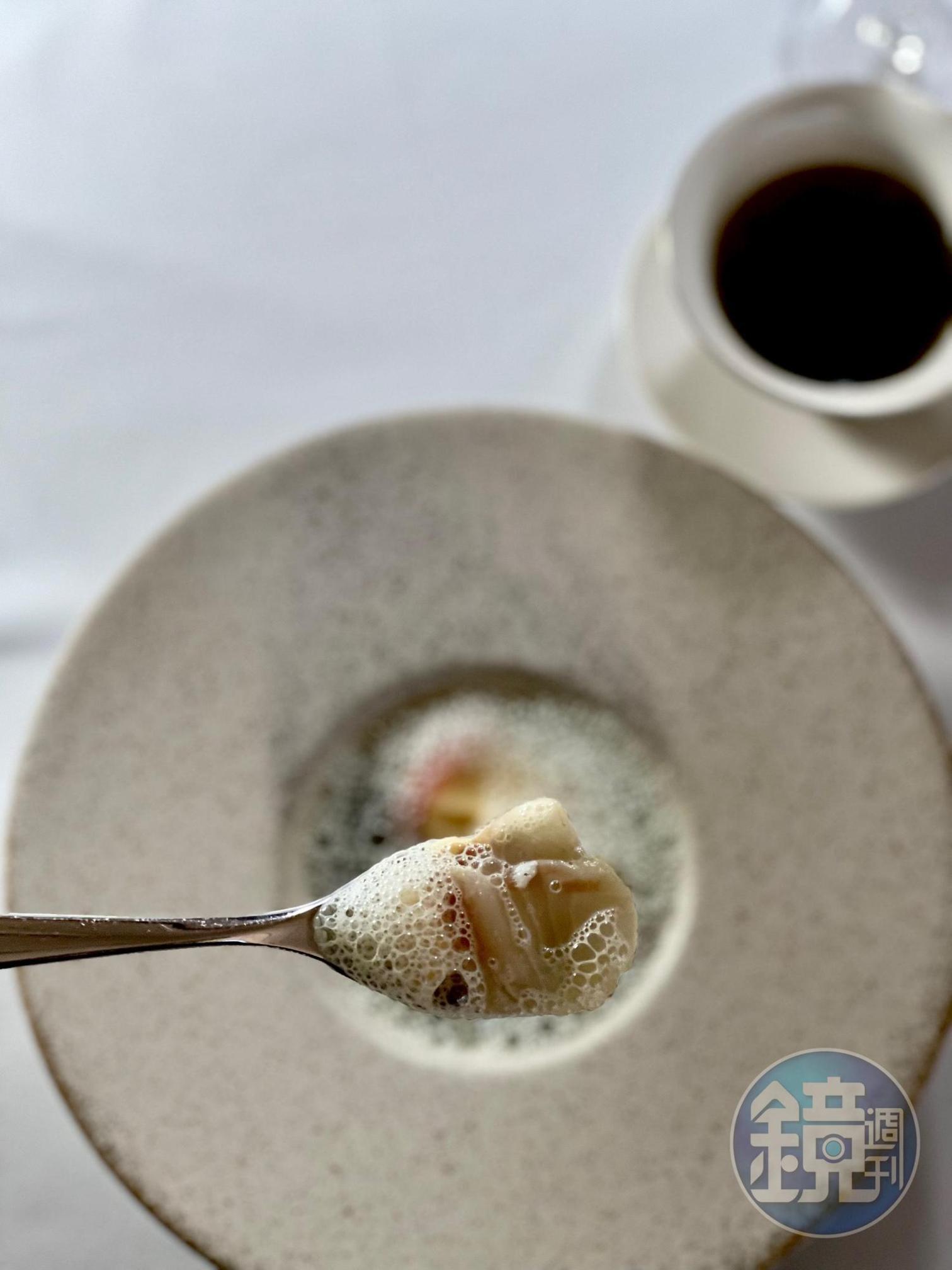 芥蘭茶搭配牛番茄、蘑菇、鱸魚與全蛋製作的蒸蛋，香氣互相對應。