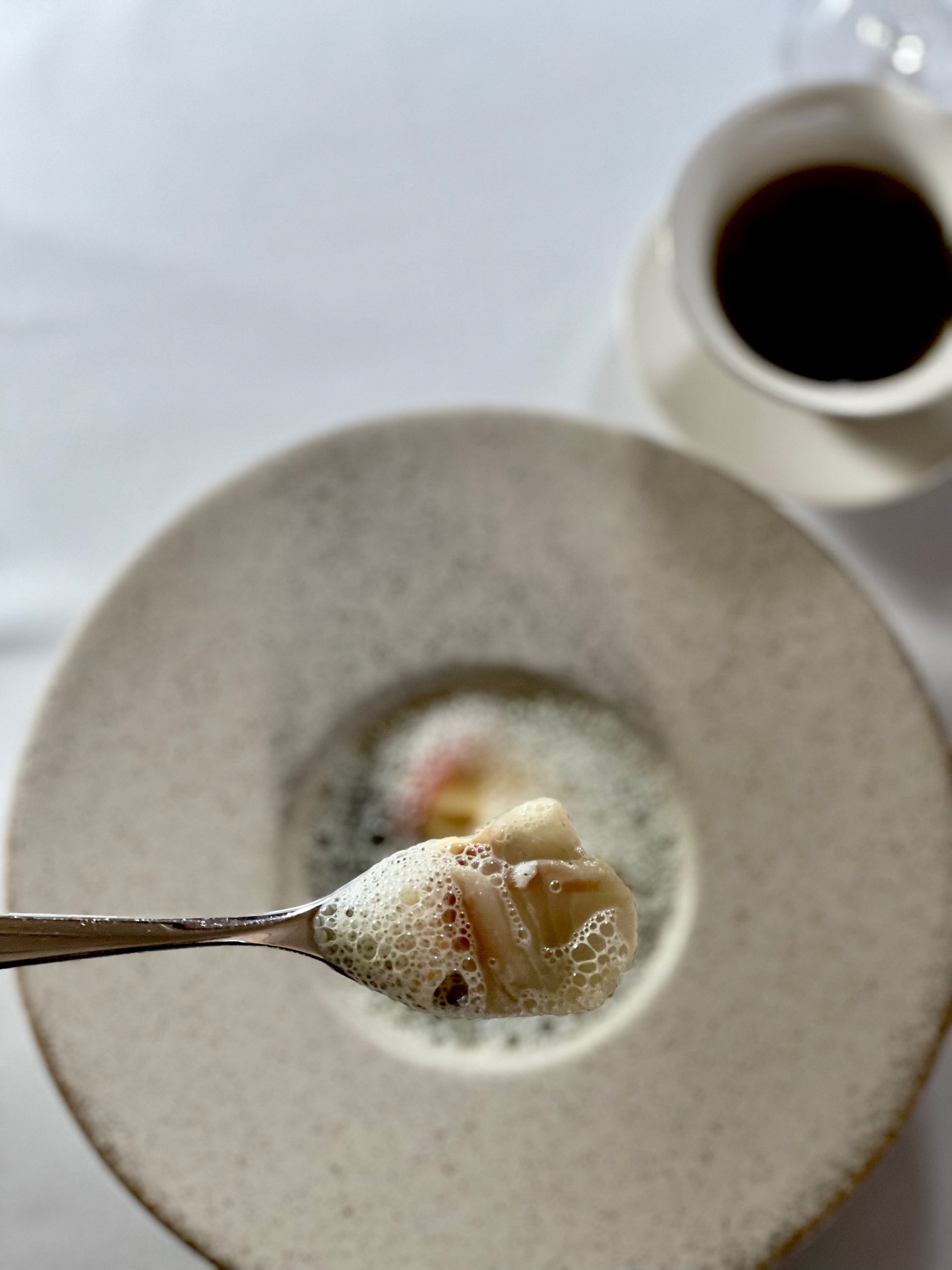 芥蘭茶搭配牛番茄、蘑菇、鱸魚與全蛋製作的蒸蛋，香氣互相對應。