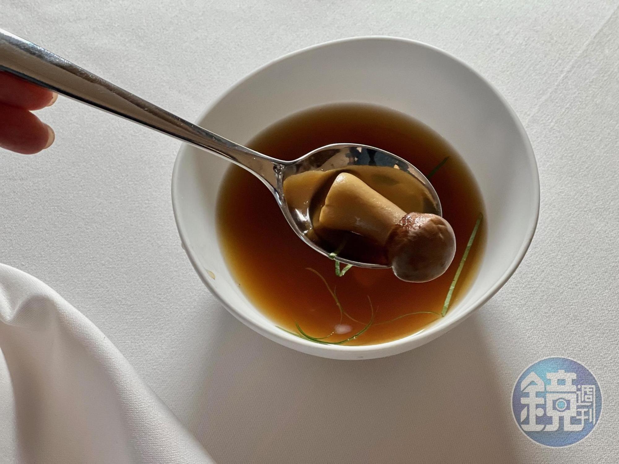 姬松茸湯是將每日使用的各種蔬菜經過烘烤，再長時間熬煮澄清澈湯頭。