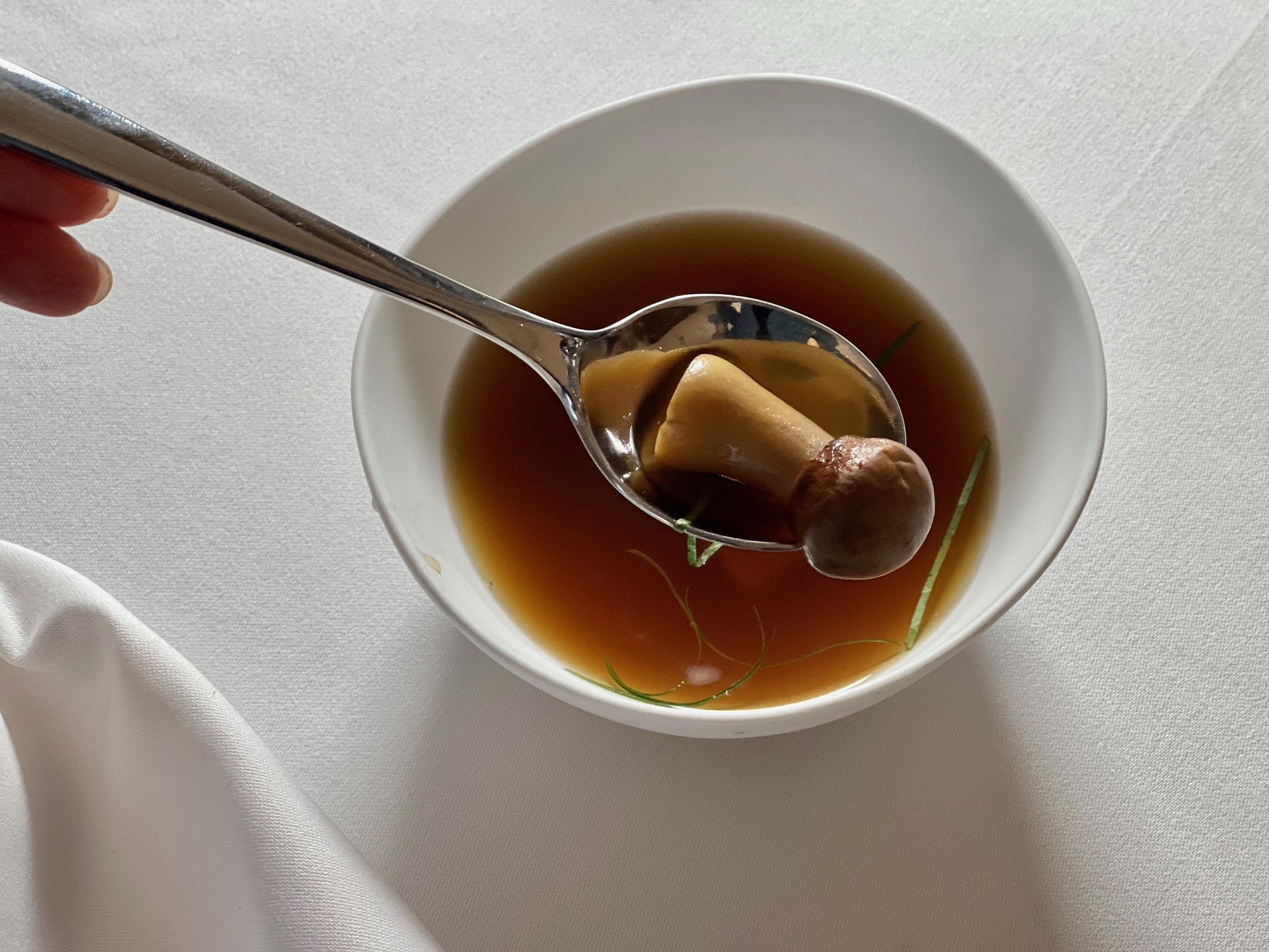 姬松茸湯是將每日使用的各種蔬菜經過烘烤，再長時間熬煮澄清澈湯頭。
