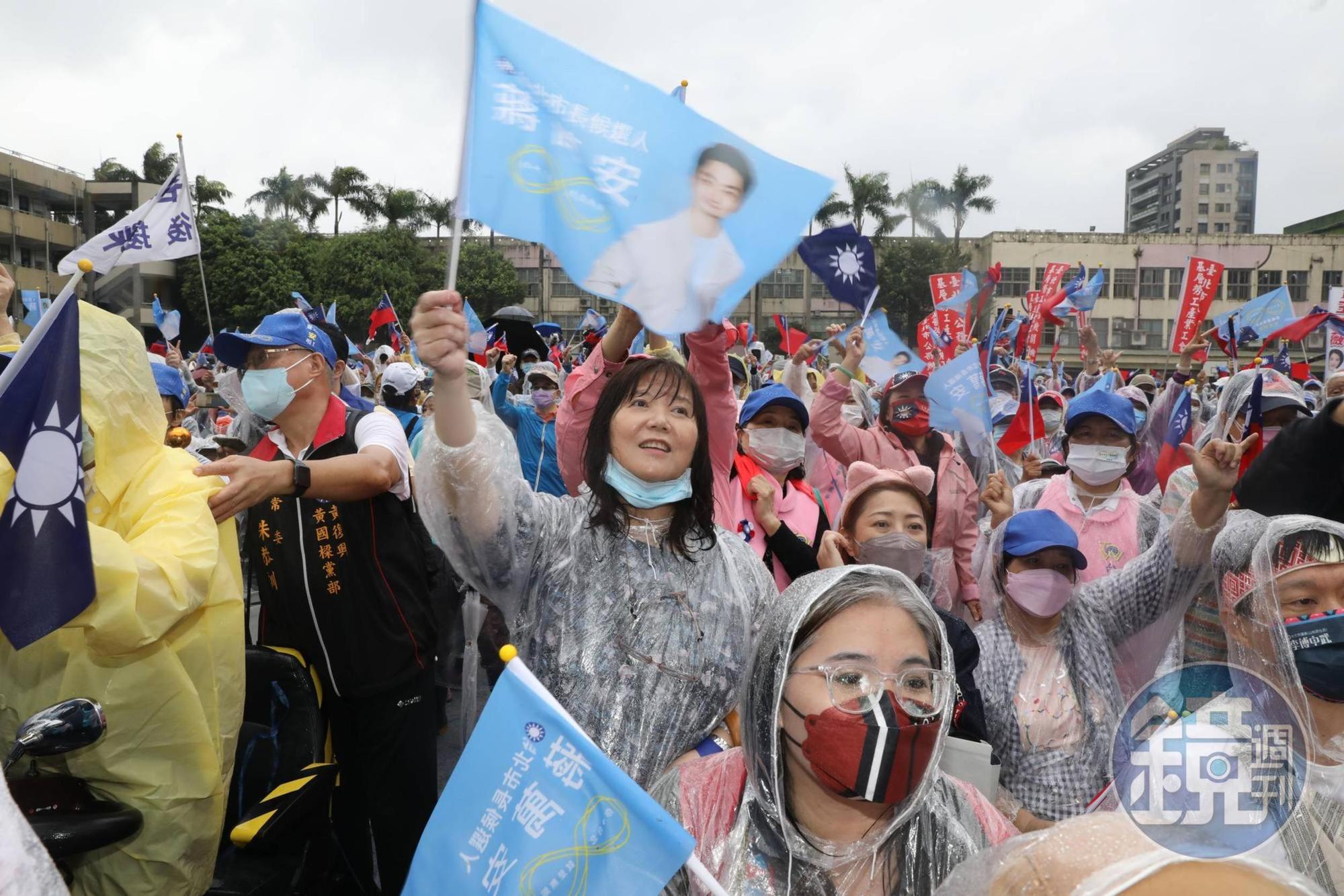 許多民眾不畏風雨到場支持。
