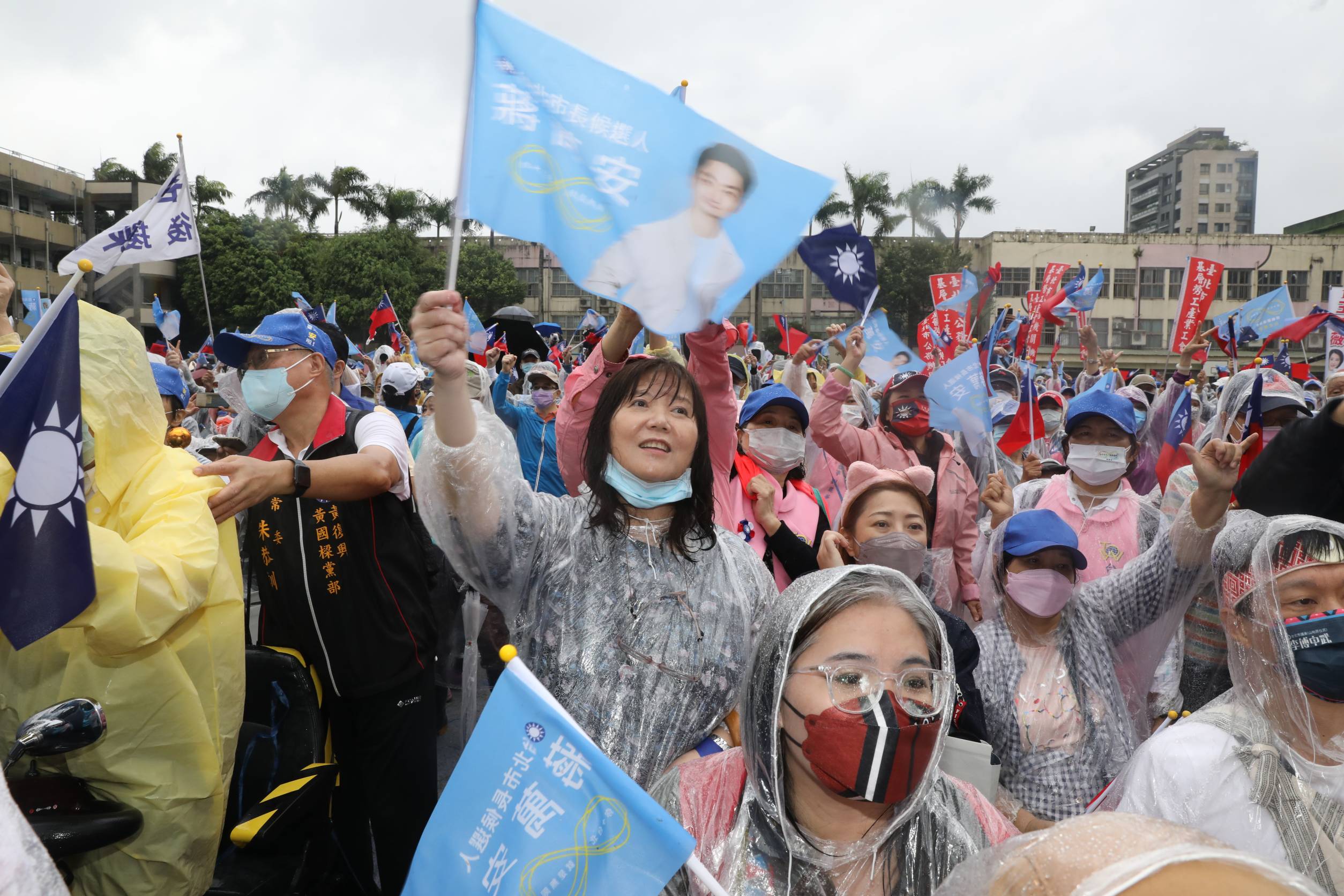 許多民眾不畏風雨到場支持。