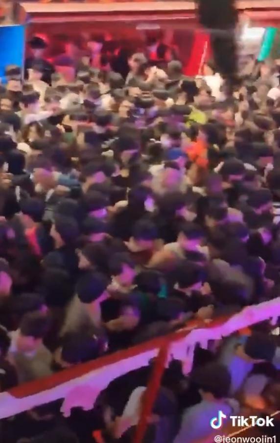 梨泰院萬聖節活動發生推擠事故,大批民眾被擠在狹小的街道內幾乎動彈不得。(翻攝推特)
