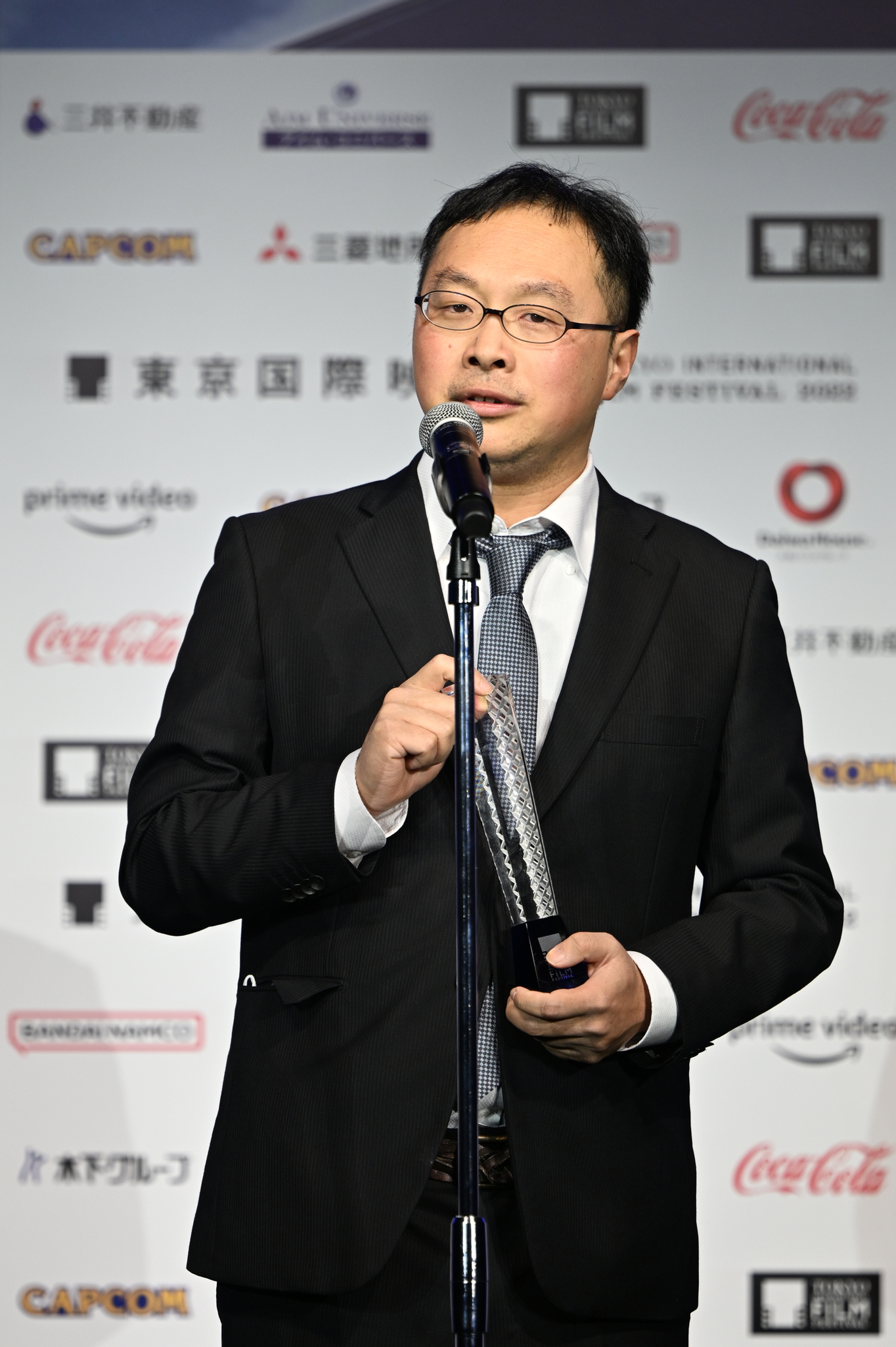 深田晃司利用獲獎機會對外呼籲多關心電影產業人員的困境。(東京國際影展提供)