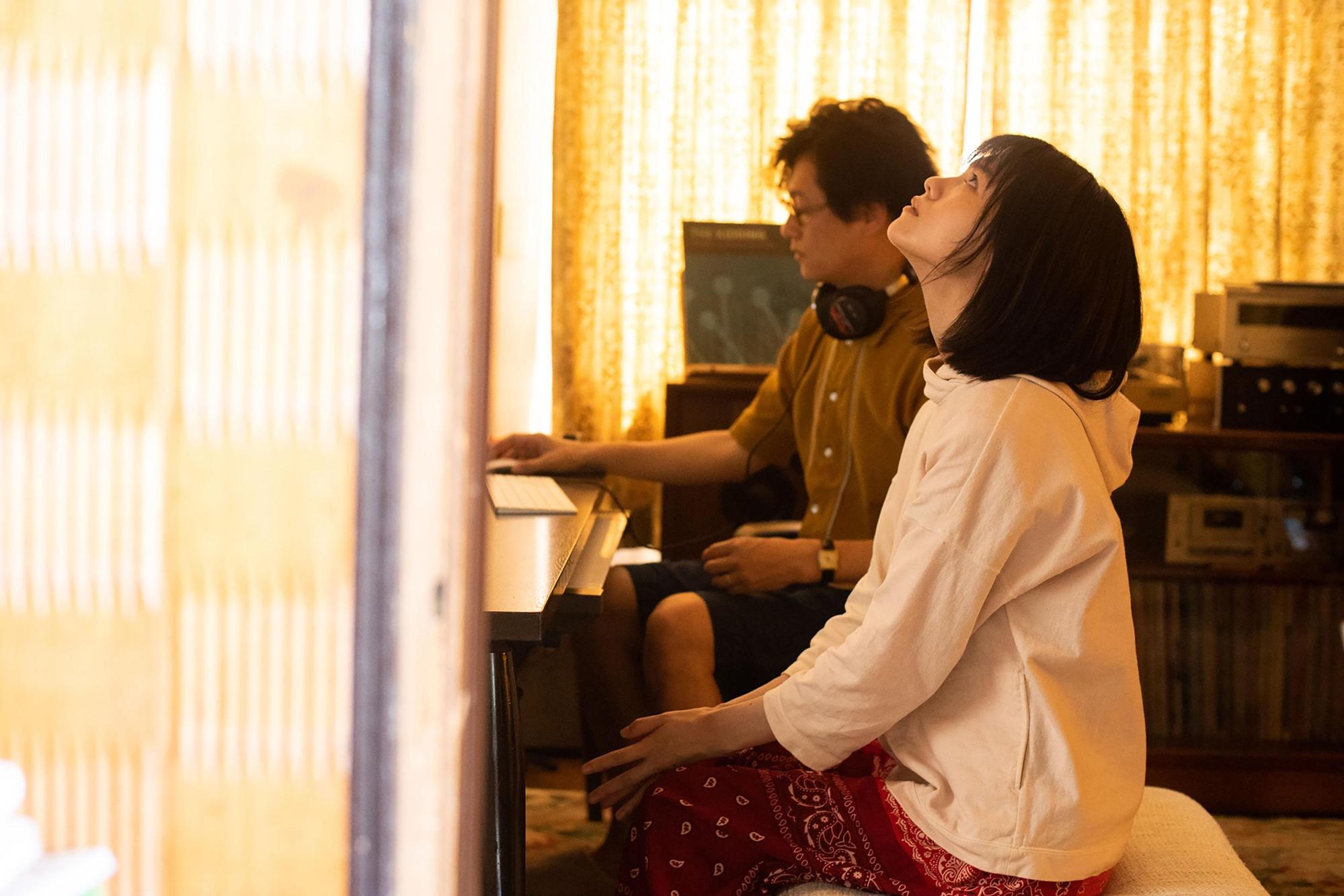 今泉力哉導演新片《幽靜的山荷葉》講述由單親爸爸撫養長大的志田彩良，在爸爸再婚後生活發生了變化。（希望行銷提供）