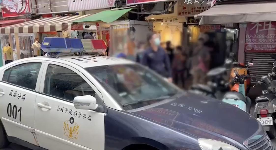 警方押送賭博民眾回派出所。（翻攝畫面）