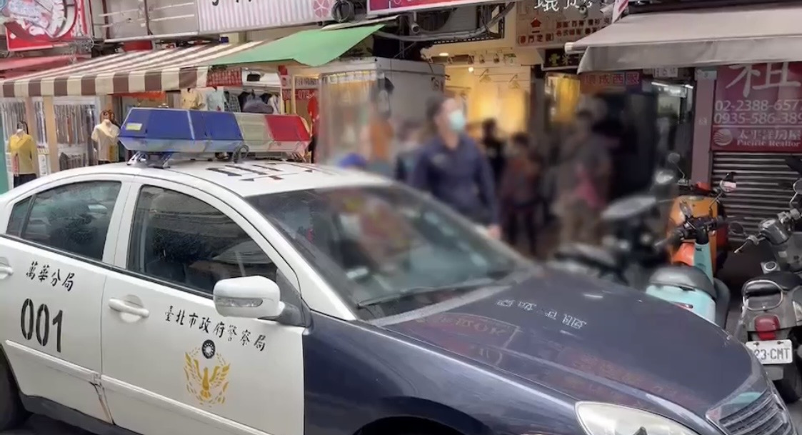 警方押送賭博民眾回派出所。（翻攝畫面）