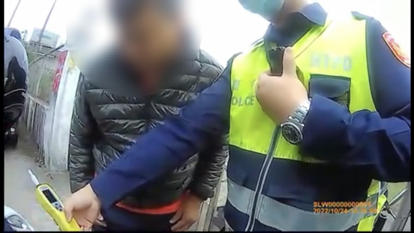 男喝自製酵素後騎車,遇警攔查超標被送法辦。(翻攝畫面)