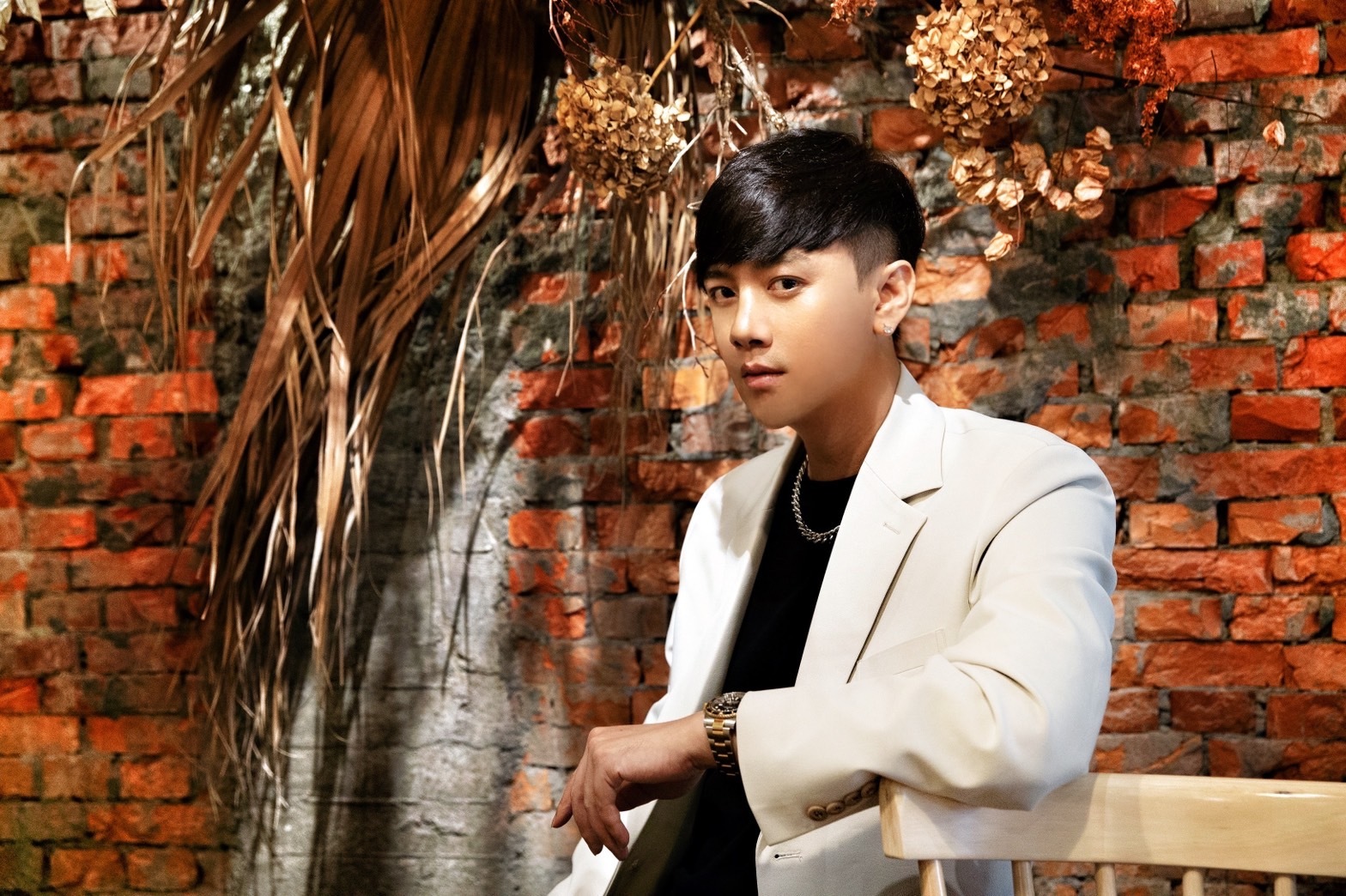 梓豪Eric曾在新加坡駐唱，因疫情返台在直播找到歌唱新樂趣。（17LIVE提供）