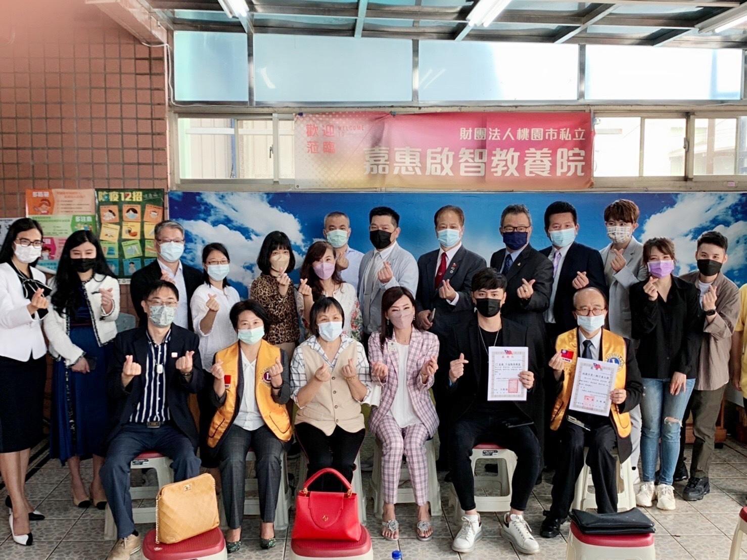 梓豪Eric（前排右二）率17直播牛逼戰隊赴桃園參與公益活動。（17LIVE提供）