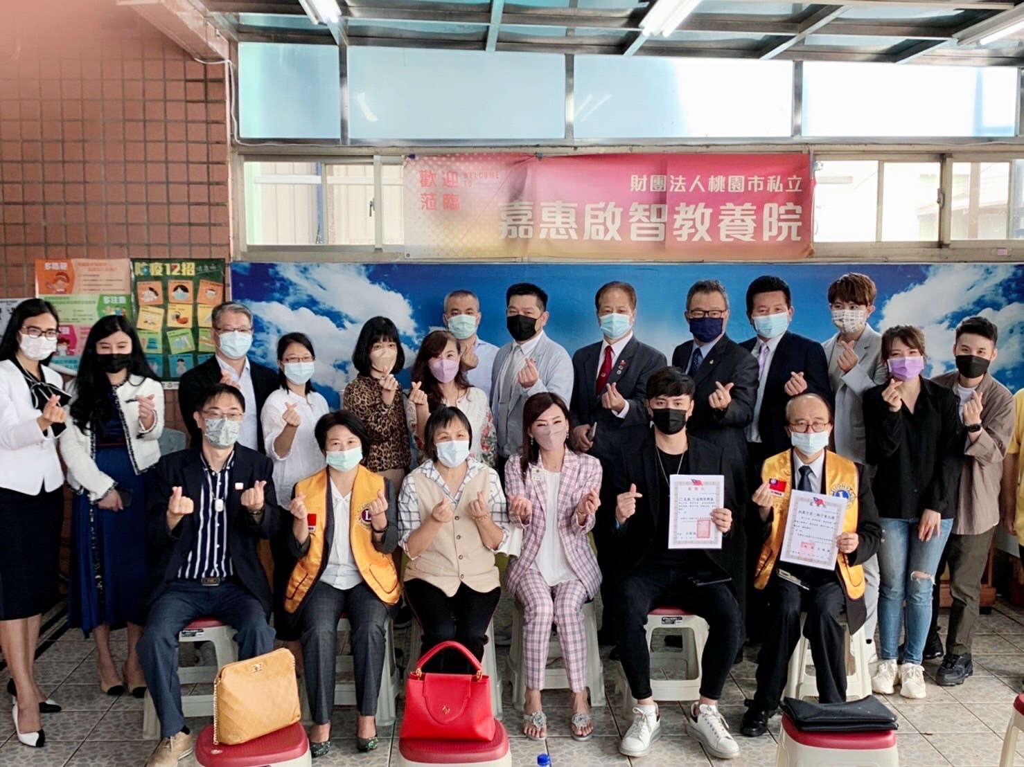 梓豪Eric(前排右二)率17直播牛逼戰隊赴桃園參與公益活動。(17LIVE提供)