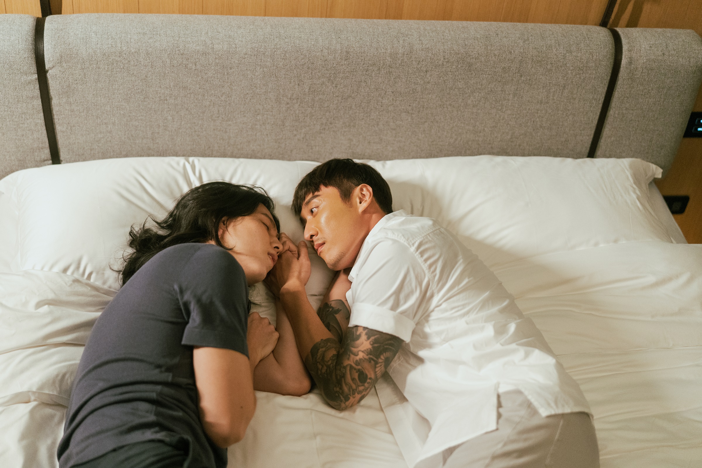 N大(右)與林禹(左)在〈給一個人〉MV中,飾演一對台、日跨國同志伴侶。(NVS提供)