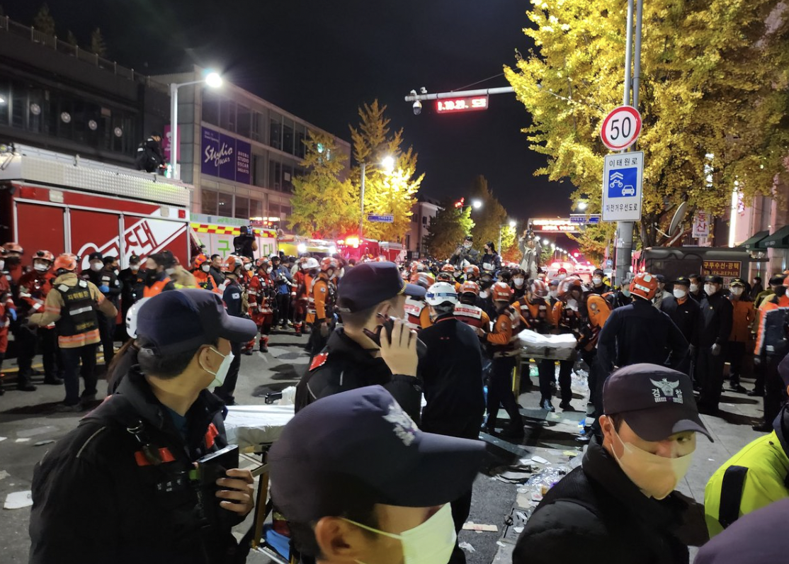 南韓梨泰院昨晚間發生「踩踏慘案」，一名幸運生還的中國留學生，發文還原驚悚過程。（翻攝自推特@SuzukiTakuya7）