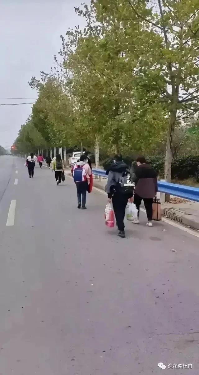 鴻海富士康鄭州廠爆疫情,大批員工徒步逃離廠區。(翻攝微信)