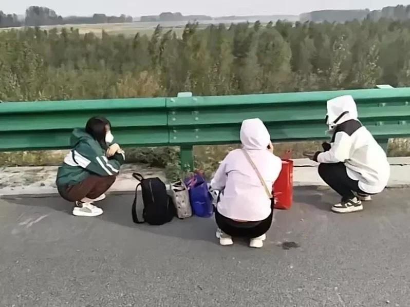 鴻海富士康鄭州廠爆疫情,大批員工徒步逃離廠區。(翻攝微信)