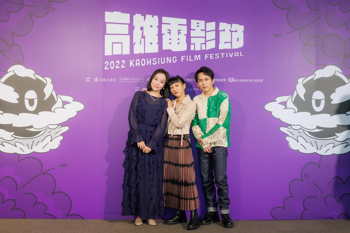范瑞君(左)與陳妤(中)、巫建和分飾母女/子,戲裡悲情戲外聊得開心。(高雄電影節提供)