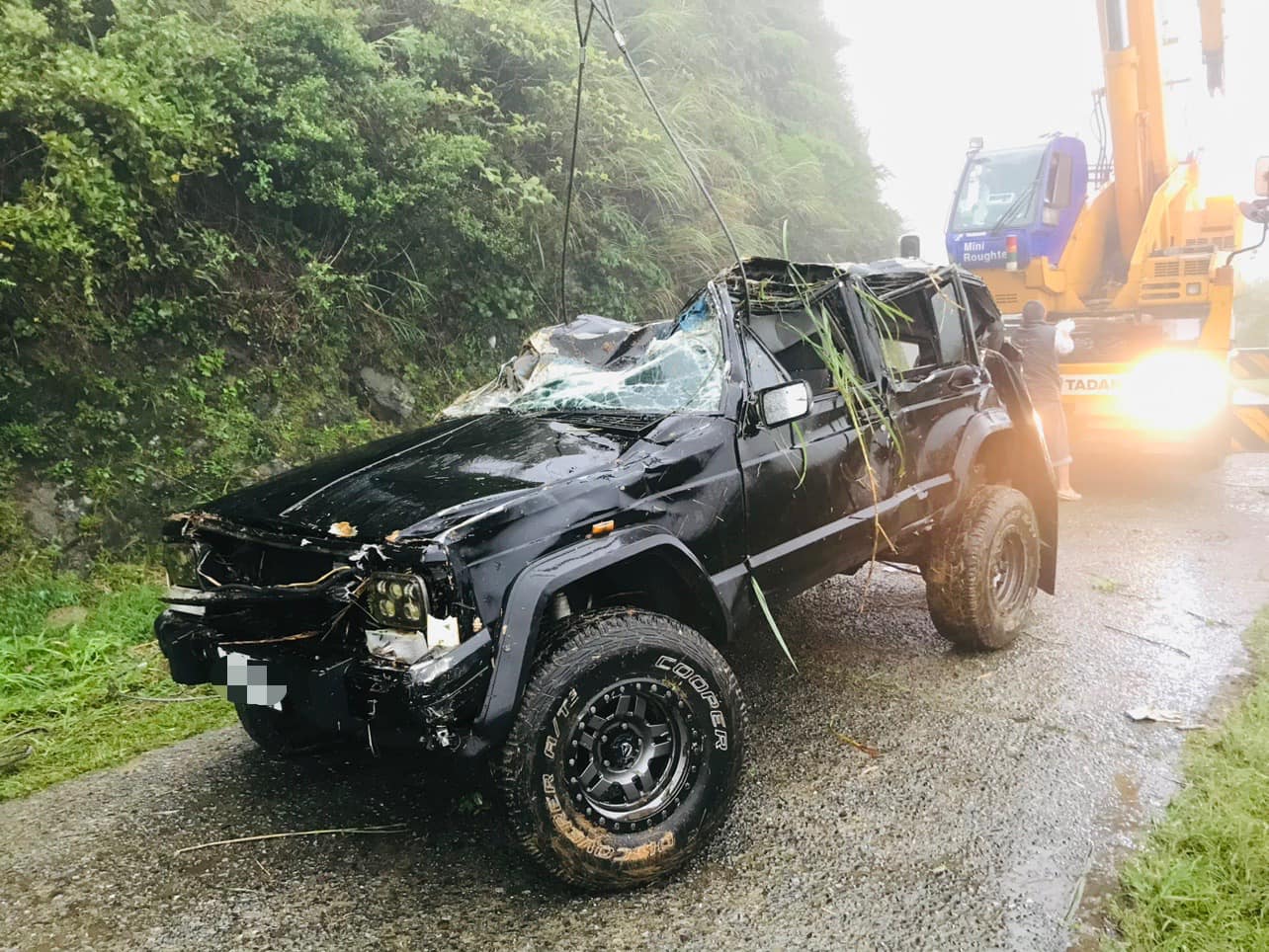 藝人蕭閎仁今在臉書自爆12日發生意外，連人帶車摔下山谷。（翻攝自蕭閎仁臉書）