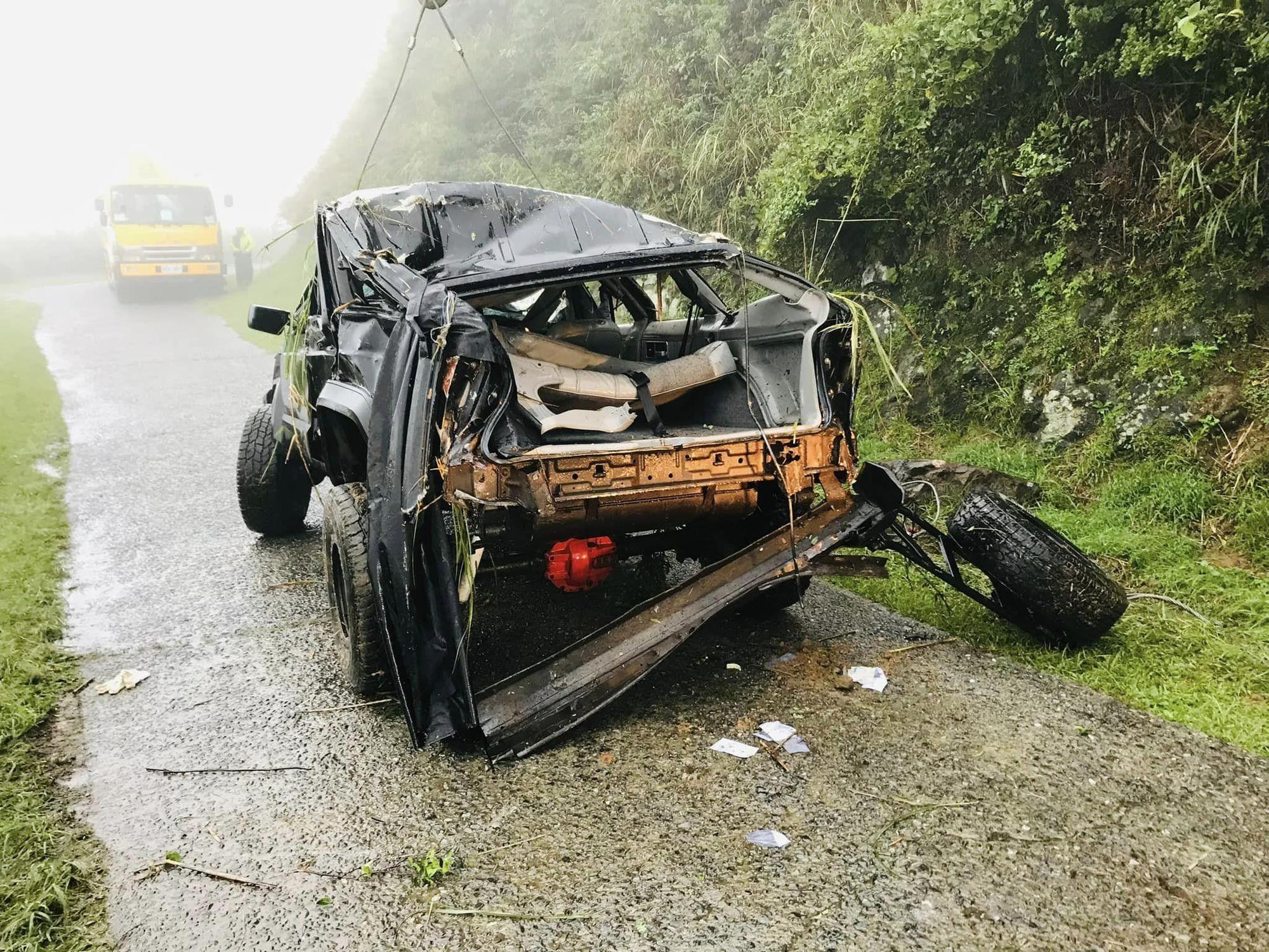 車子翻落山谷，車體變形。（翻攝自蕭閎仁臉書）