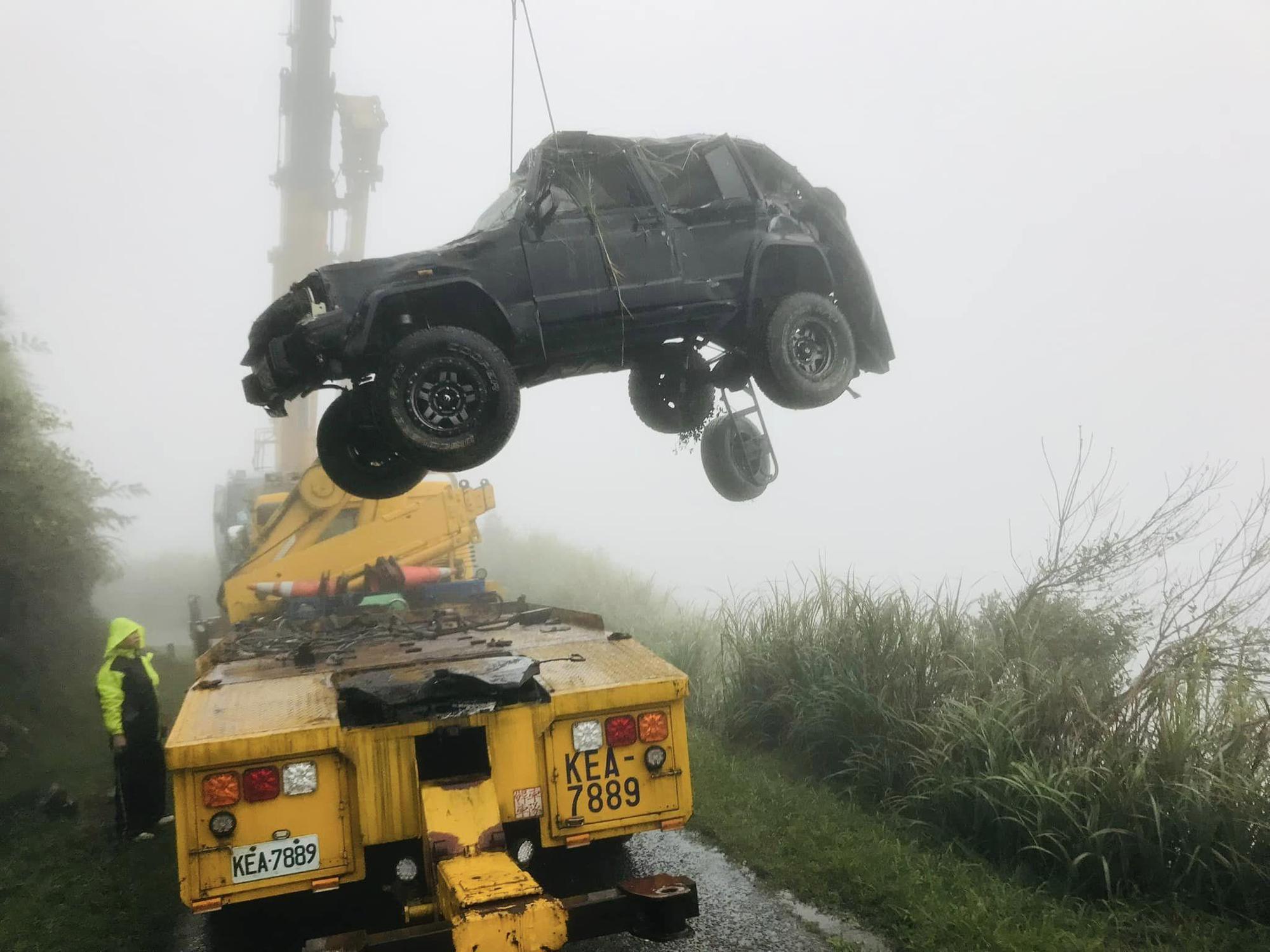 事後蕭閎仁請來專業人員，將車子從山谷吊起。（翻攝自蕭閎仁臉書）