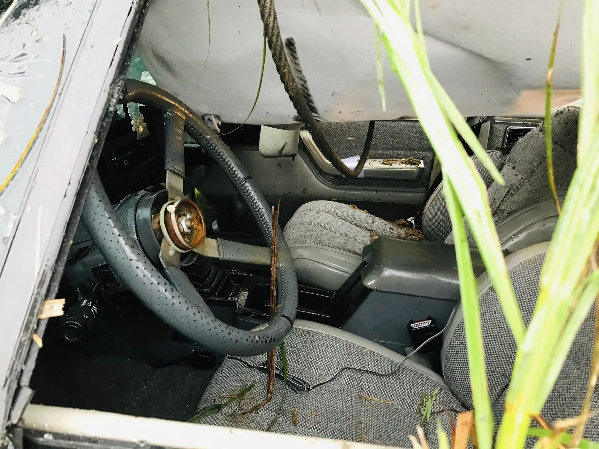 車子翻落山谷，車體變形。（翻攝自蕭閎仁臉書）