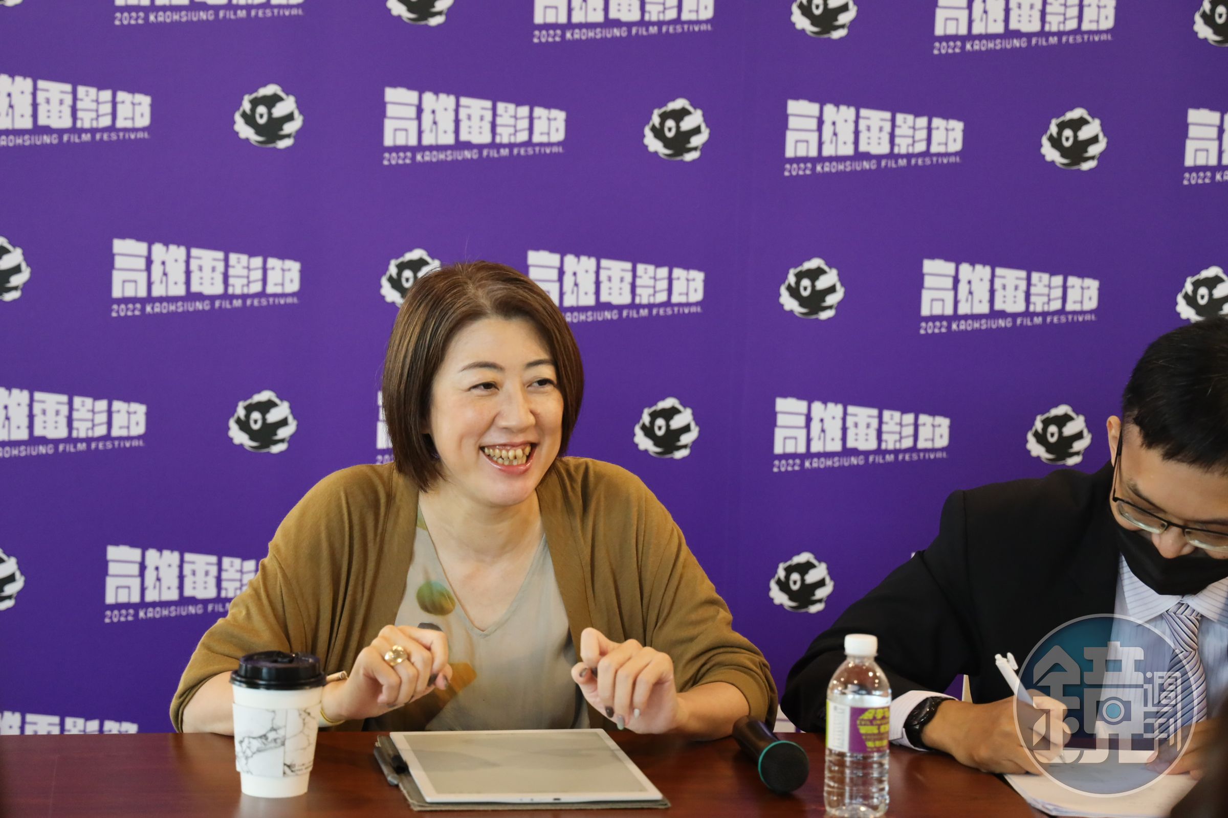 好奇蚵仔麵線的風味，野木亞紀子也點了外送品嚐，評語是「很好吃」。（高雄電影節提供）