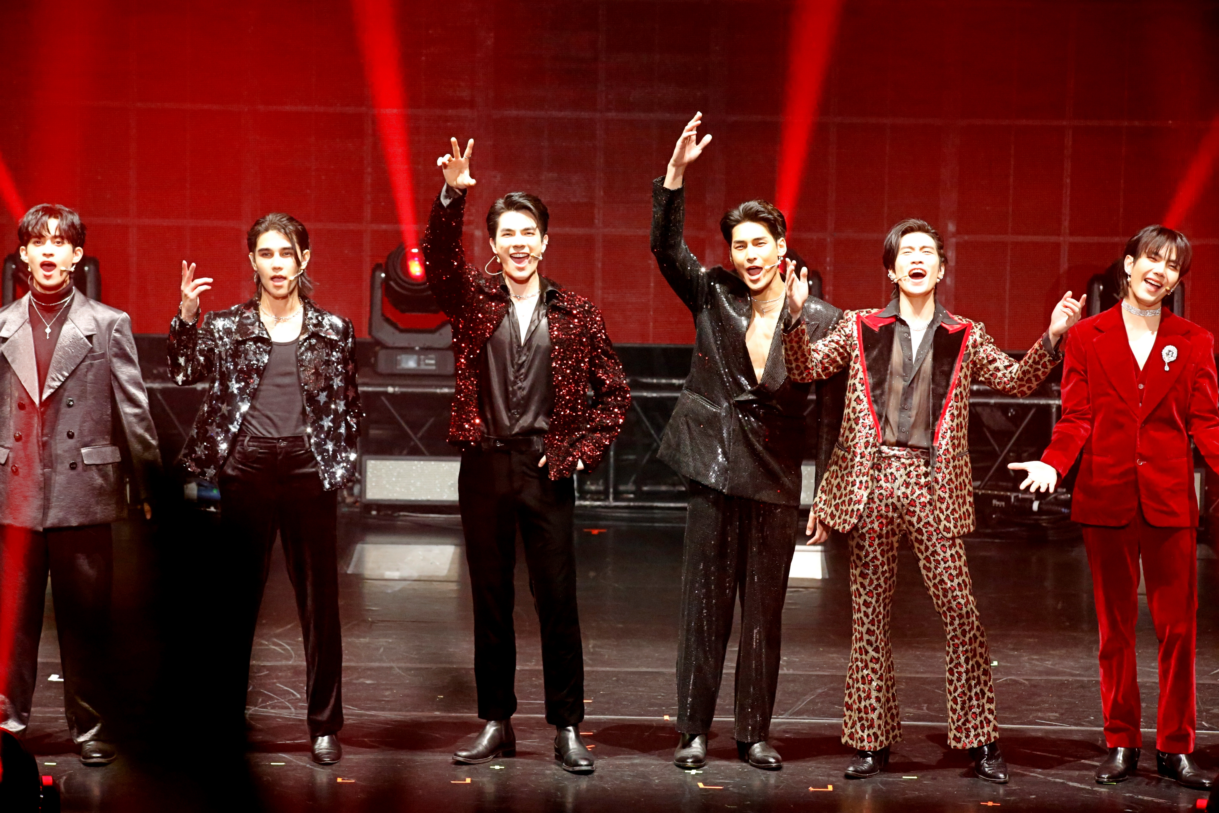 《黑幫少爺愛上我世界巡演》台北站週日首場開演，主演群登場就感受到粉絲熱情。（左起Barcode、Jeff、Mile、Apo、Bible與Build）