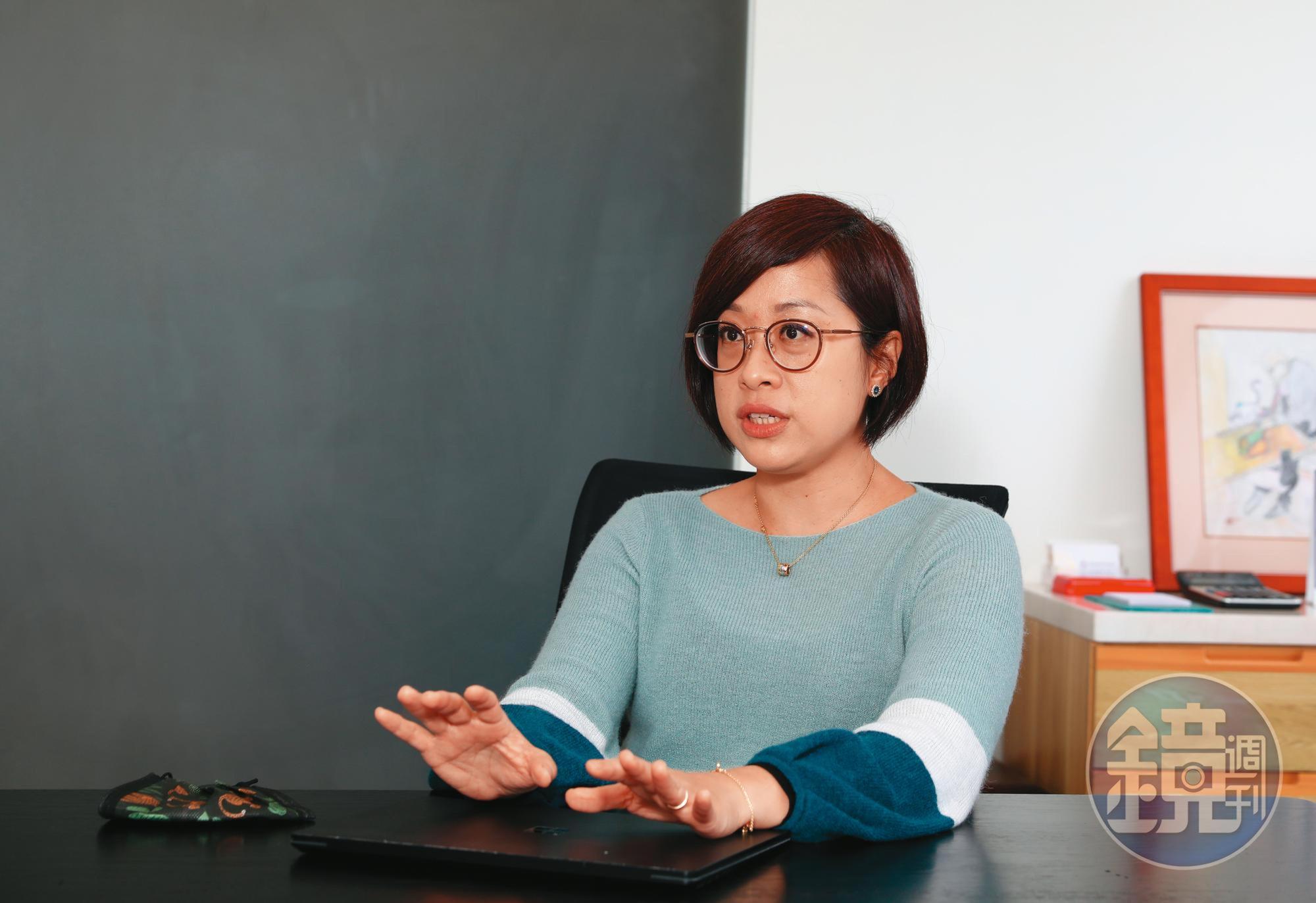 辯護律師李晏榕說，人們指責小穎為何不將小孩送人領養，然而8歲與6歲的孩子在台灣要找到收養家庭，難度極高。