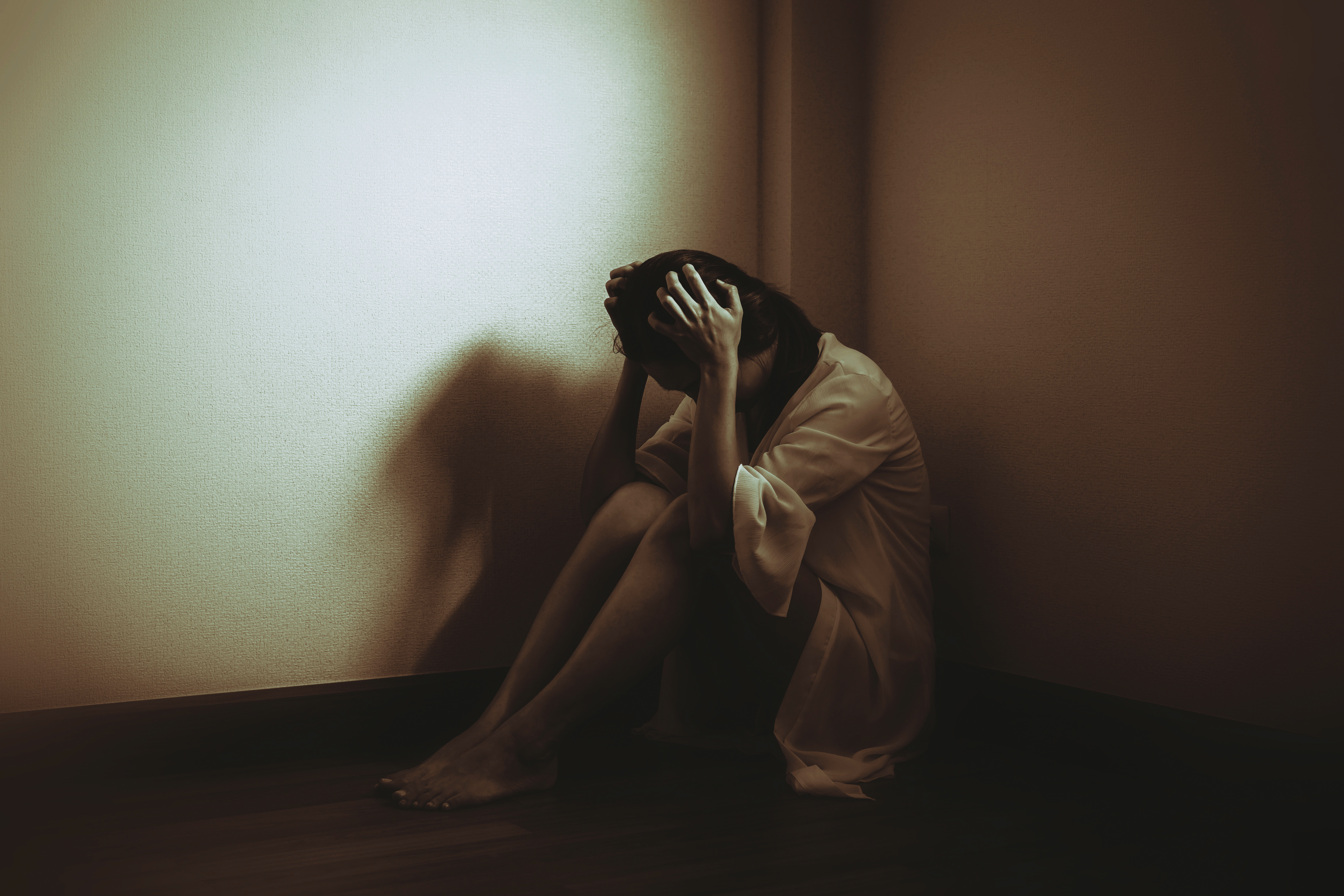 小穎說，案發那段時間她忍不住重複滑臉書，感覺耳邊一直有人說著臉書上那些負面字眼。示意畫面，圖非當事人。（東方IC）