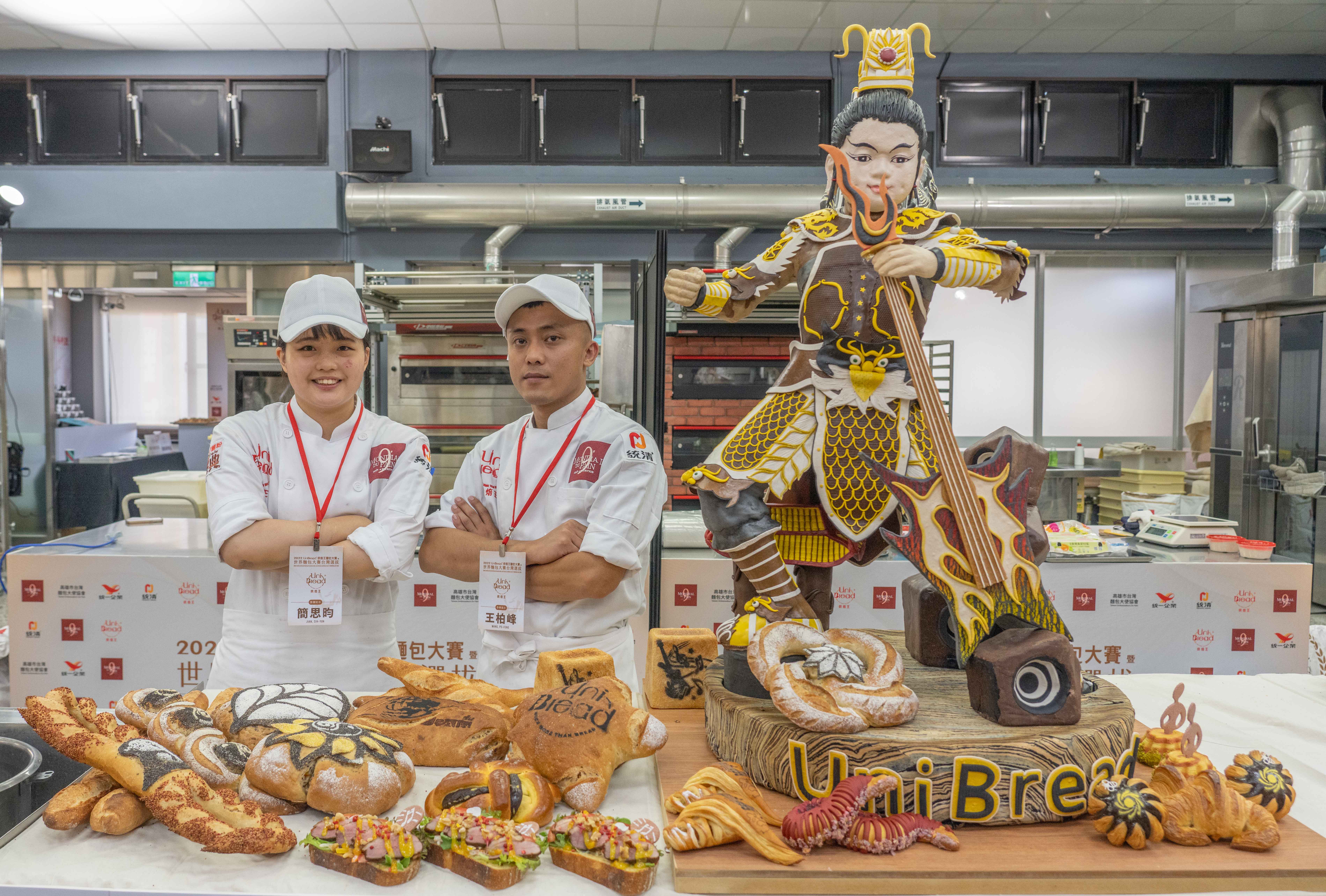 2022烘焙王得主是「茶天下」的王柏峰（右）與其助手簡思昀。