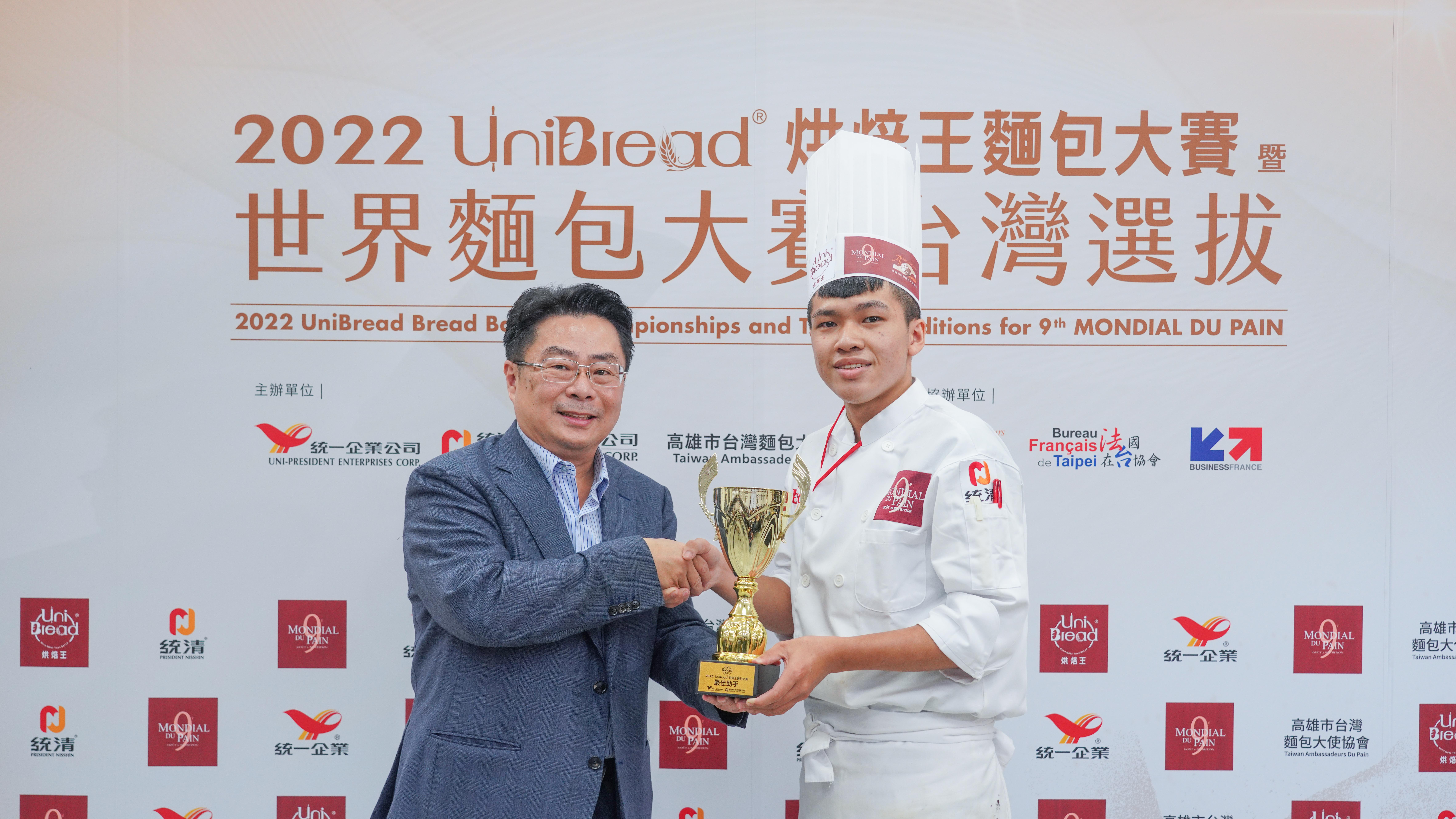 除了季軍,本屆首度增設的的「最佳助手」同樣由嘎嗶惦的顏名駿(右)獲得。