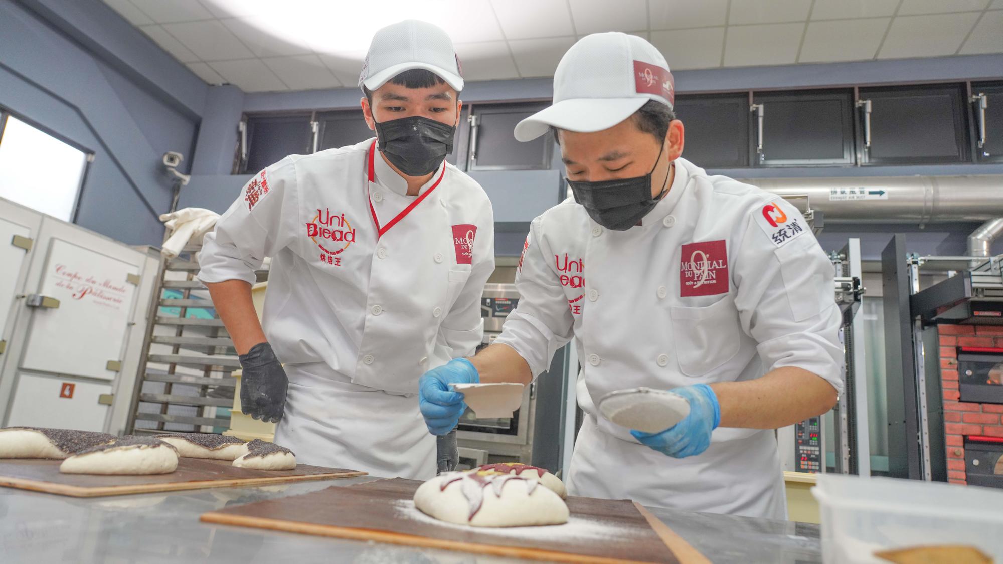 來自台中「嘎嗶惦」的徐銓蔚師傅（右）與助手顏名駿（左），在比賽過程中搭配表現高純熟度與獨立性。
