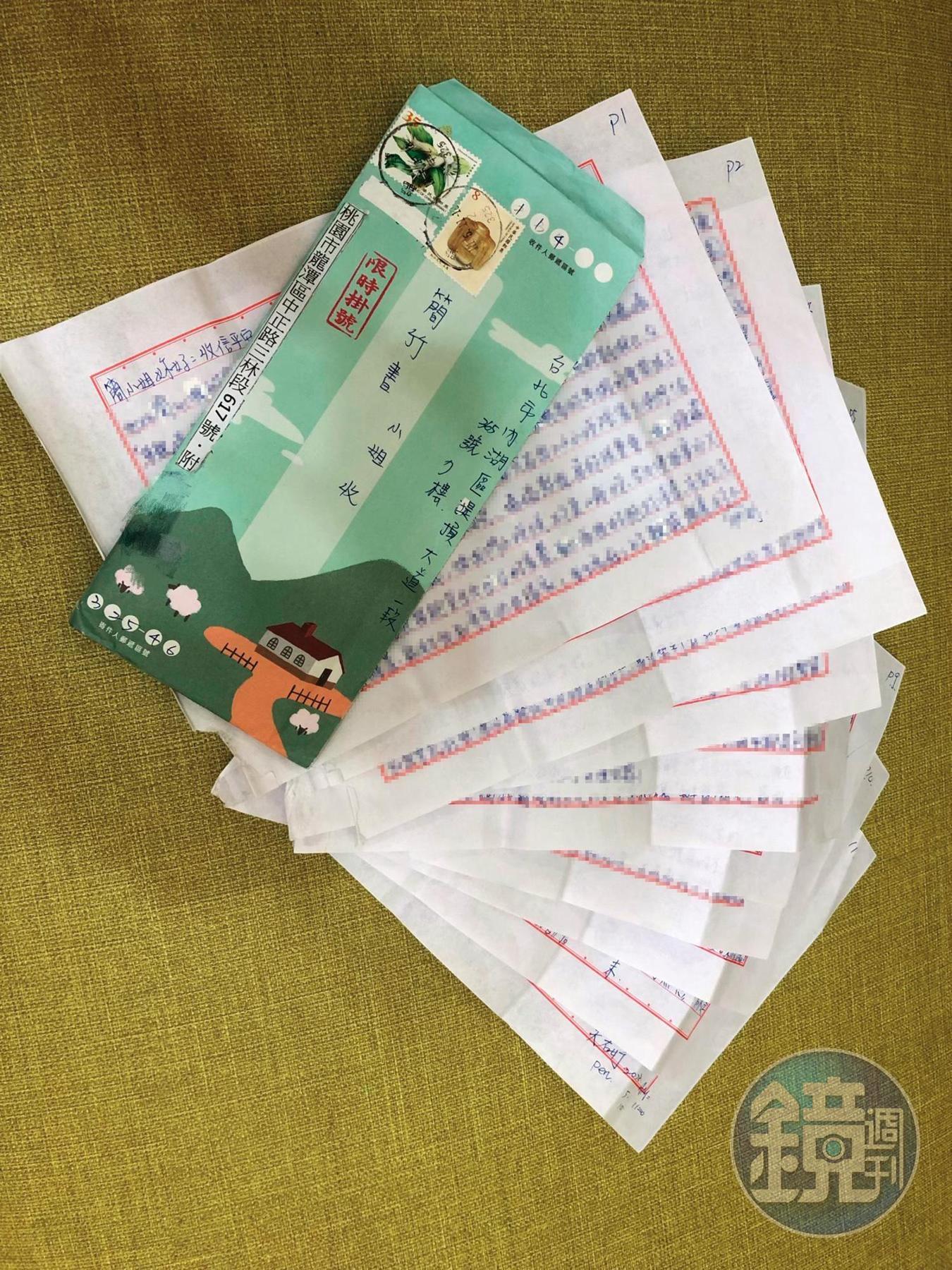 小穎回覆記者的信長達11頁,提及對家人的感謝及抱歉,最後提到,從沒將孩子當成沉重負擔,而是甜蜜的負擔。(簡竹書攝)