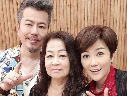 黃國倫和寇乃馨夫婦到古晉工作同時特地為艾成的媽媽慶生。(翻攝艾叻沙臉書)