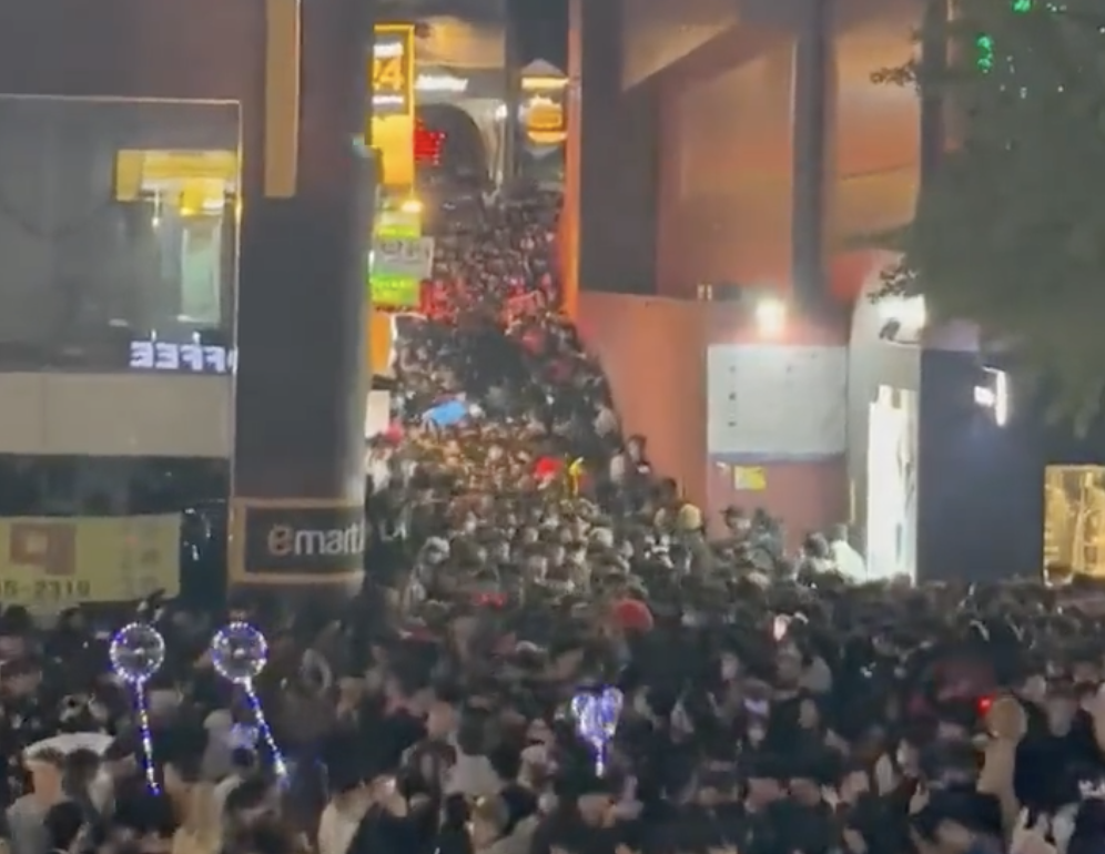 南韓梨泰院萬聖節活動發生大型踩踏意外事故，截自今早6點已累積至少154死、149傷。（翻攝推特）