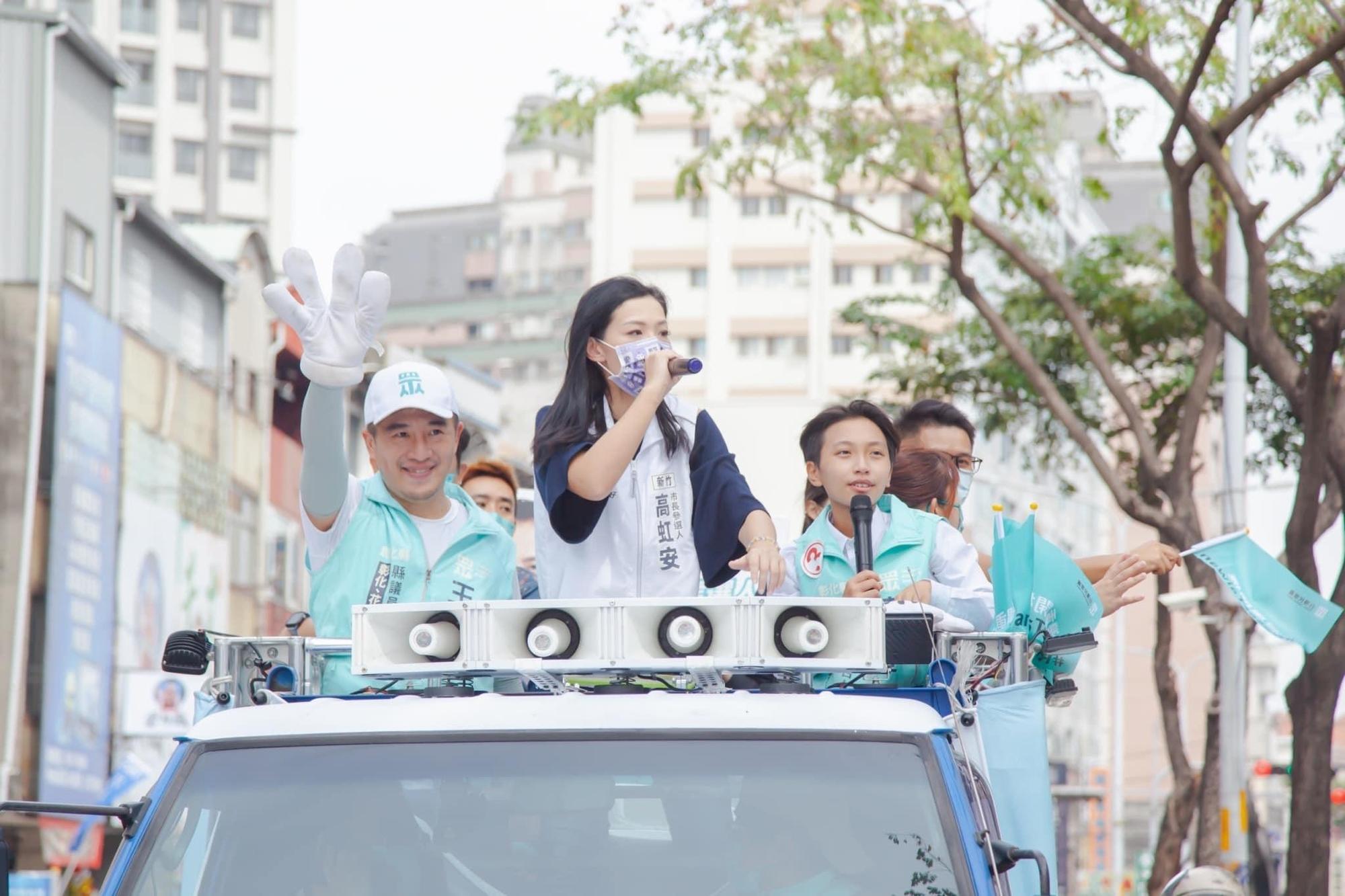 高虹安30日赴彰化輔選,卻形容新竹「是非相當多」引發議論。(翻攝自王孝裕臉書)