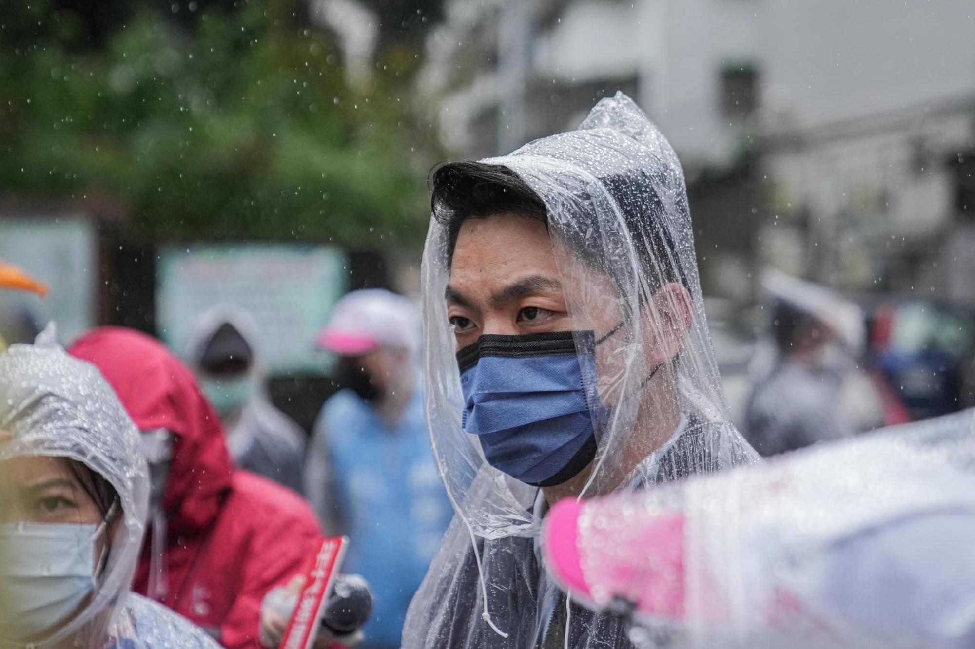 蔣萬安現身力挺救國團抗議遊行，遭立委林楚茵批評質疑。（翻攝自蔣萬安臉書）