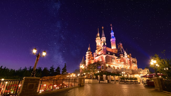 上海迪士尼今（31）日因疫情緣故，宣布園區暫時關閉，目前尚未有恢復營運時間表。（翻攝上海迪士尼官網）