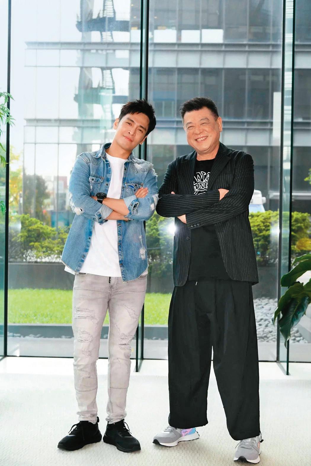 經紀人孫德榮（右）為Gino跳出來擋槍，並直言子弟兵遭民視虧待。（三立提供）