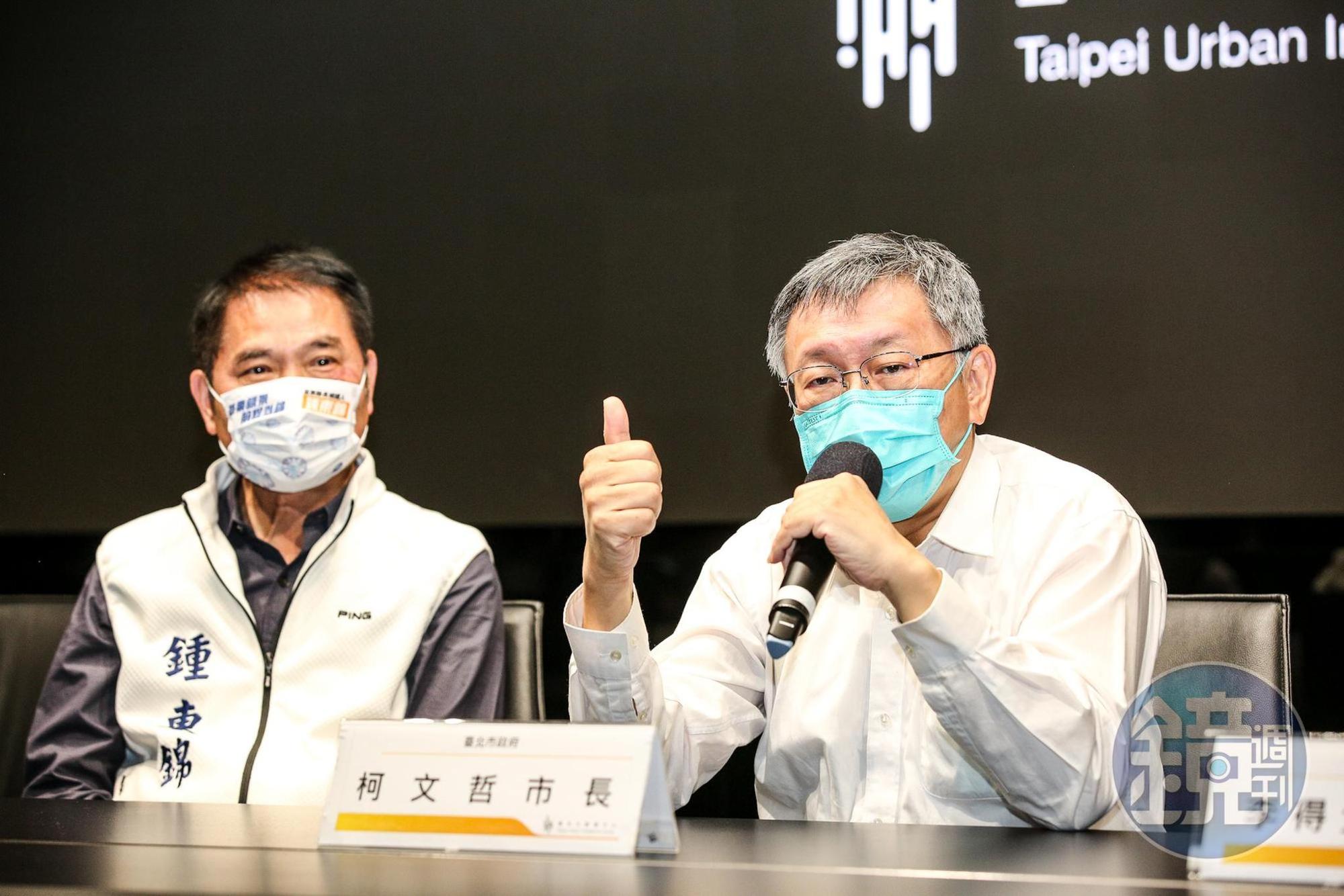 台北市長柯文哲（右）日前合體苗栗縣長候選人鍾東錦（左），事後還脫口稱「北台灣哪一個議長不是黑道」。（本刊資料照）