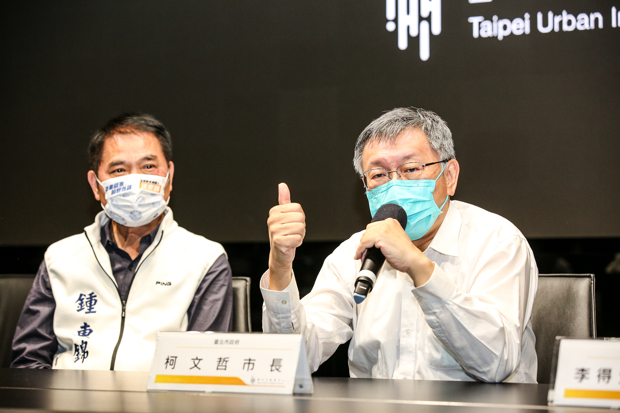 台北市長柯文哲（右）日前合體苗栗縣長候選人鍾東錦（左），事後還脫口稱「北台灣哪一個議長不是黑道」。（本刊資料照）