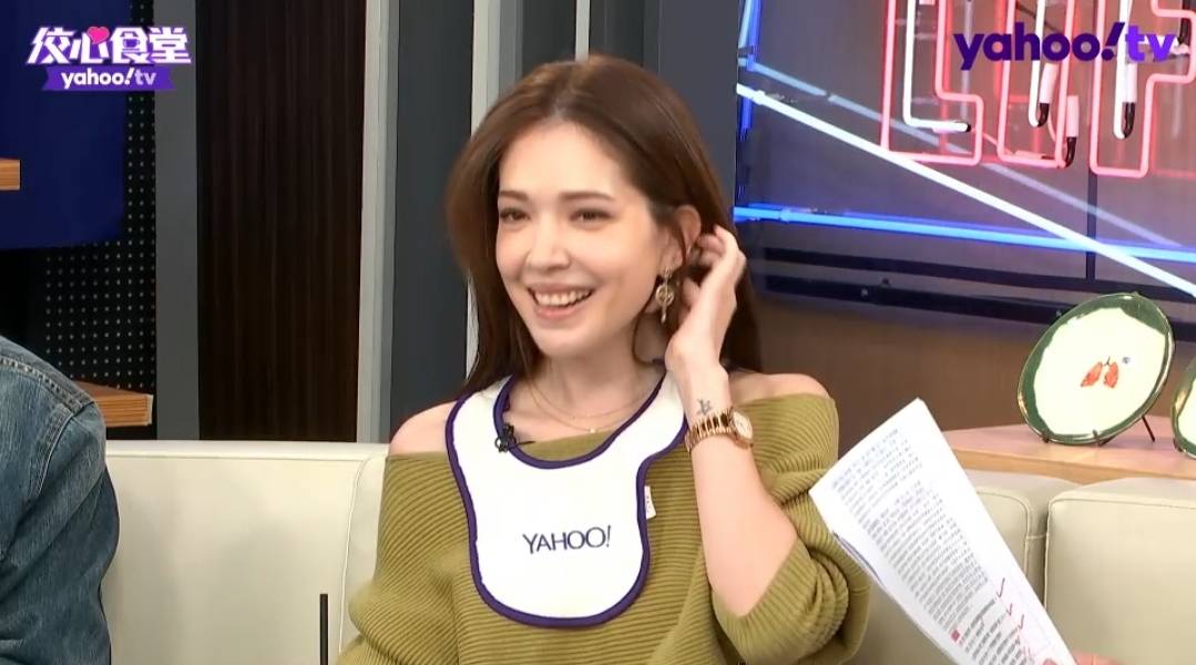 許瑋甯被問到和邱澤交往的時間點，忍不住露出害羞笑容。（Yahoo TV提供）