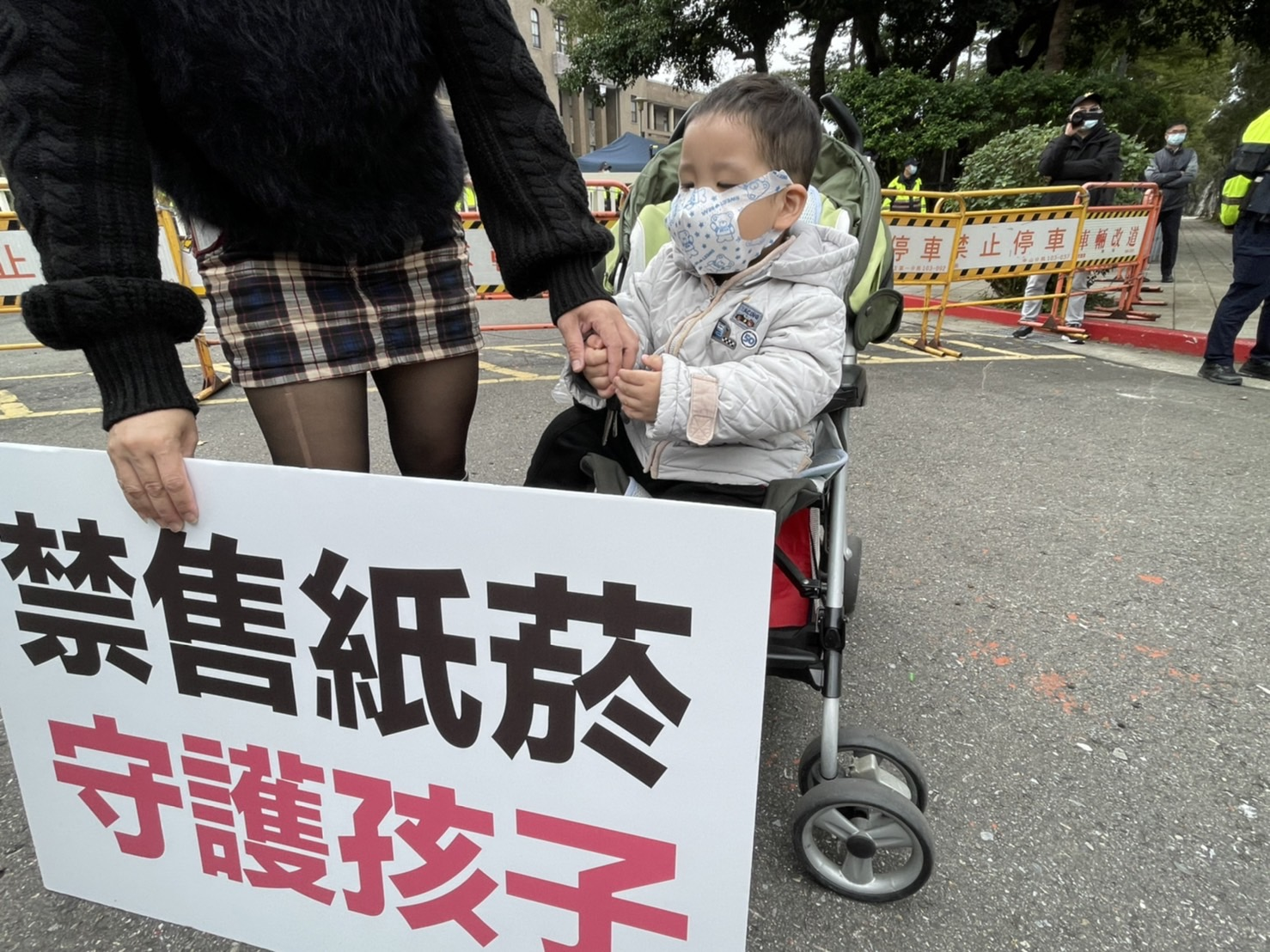 《菸害防制法》長達15年未修，引發婦幼團體反彈抗議。（新北市家長志工協會提供）