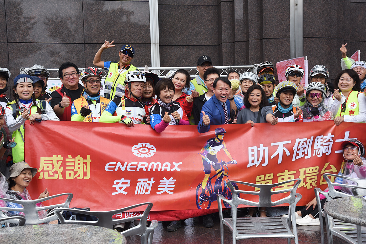  2022台灣抗癌協會單車環台挑戰出發記者會。保銳科技顏復興經理 (左二)，北台中獅子會會長張清耀(左三)，台灣抗癌協會創會理事長吳興傳(中)，量販女王何默真(中)、書法家曾文祺，台北市大安文山區議員參選人詹晉鑒，第一屆癌友代表收多易倉儲創辦人林淑麗。圖／保銳科技提供