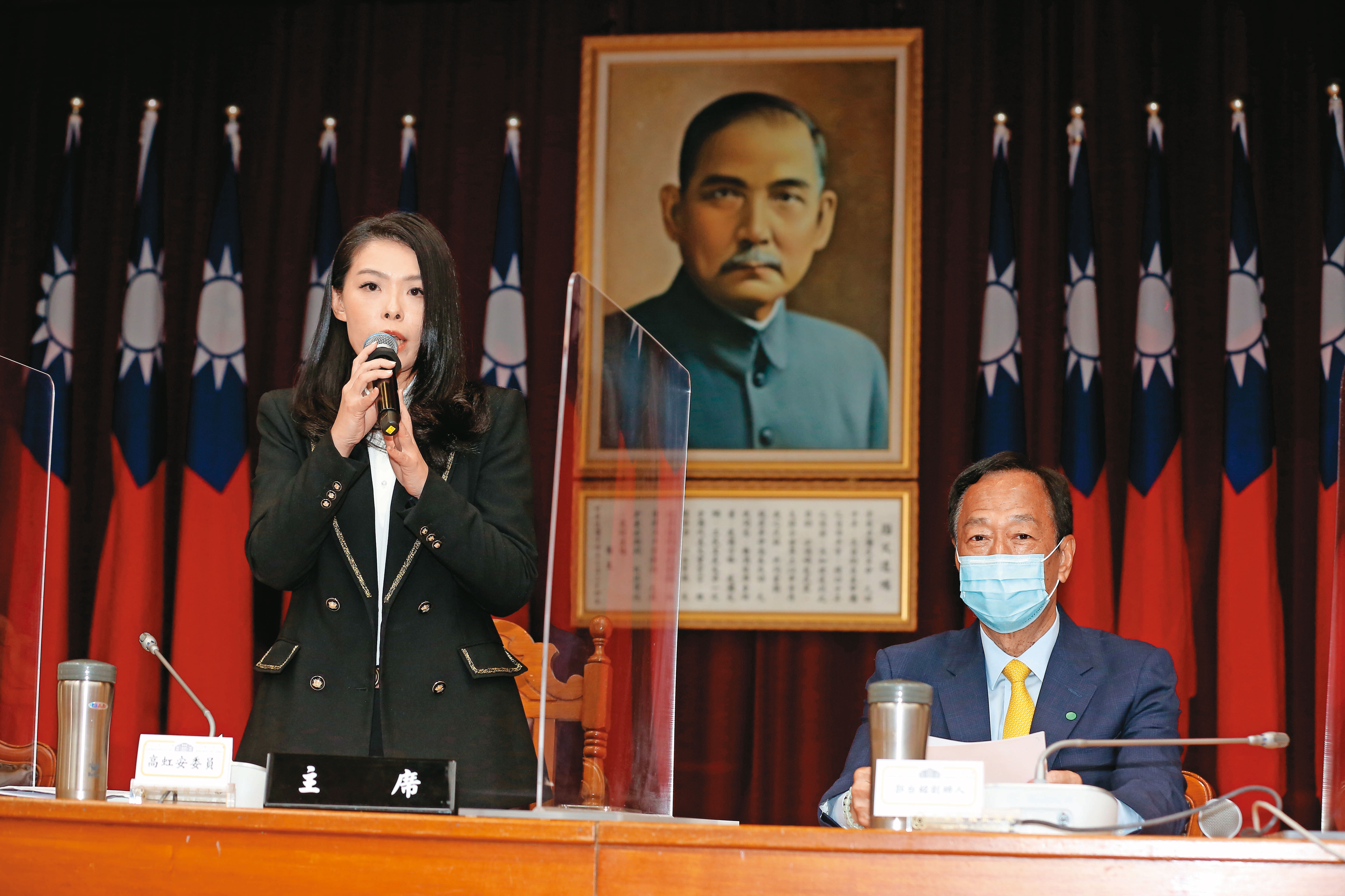 柯文哲透露，高虹安（左）論文案被打得太慘，他曾傳訊給高的前老闆郭台銘（右），要他去安慰高。