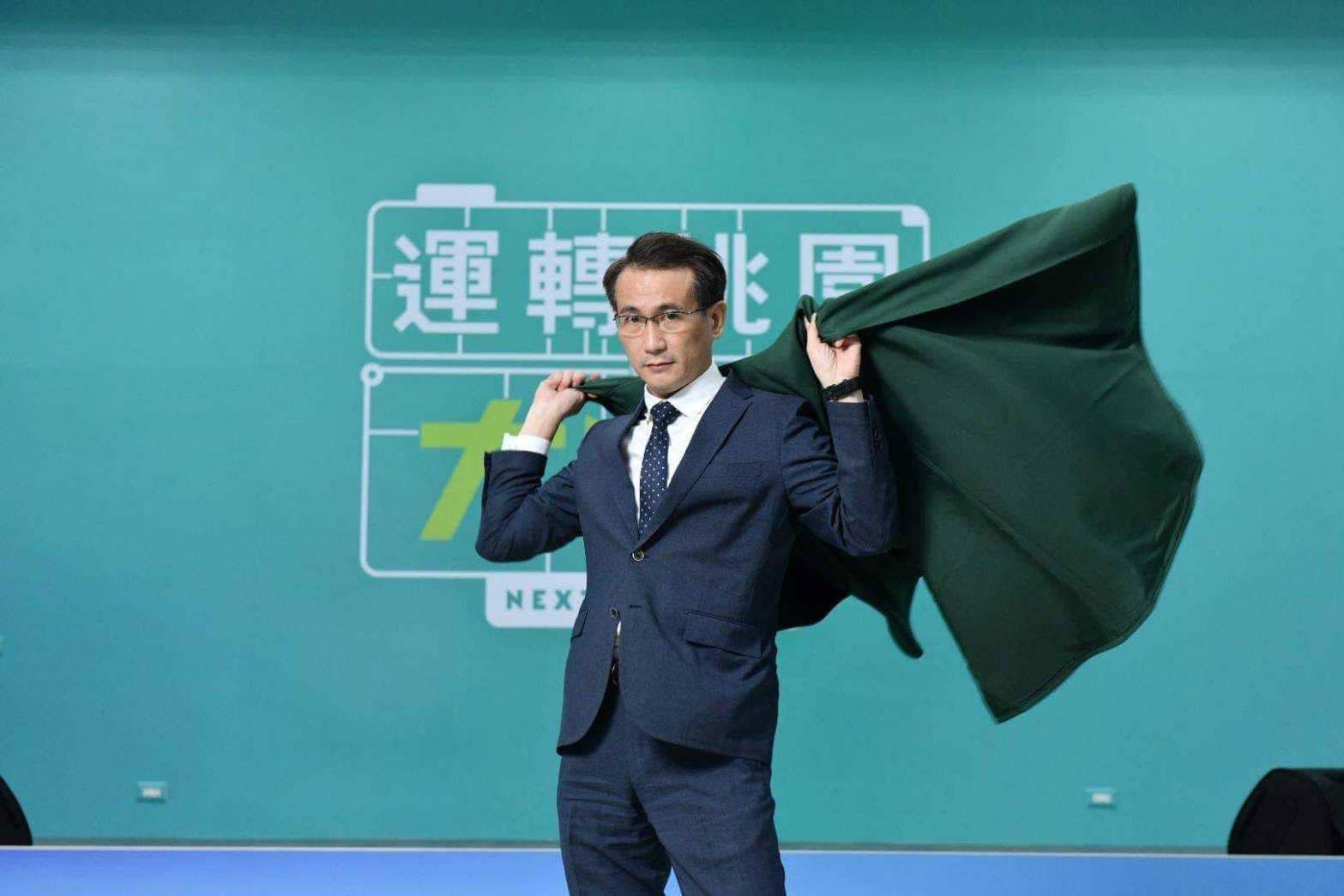國民黨桃園市議員候選人凌濤指控民進黨桃園市長候選人鄭運鵬，去大陸經商，申請專利文件時，寫自己國籍為「中國」、居所為「中國台灣省台北市」。這事情，芝麻綠豆大，凌濤攻的無知，鄭運鵬守的無聊，2個人腦袋都沾了漿糊。（翻攝鄭運鵬臉書）