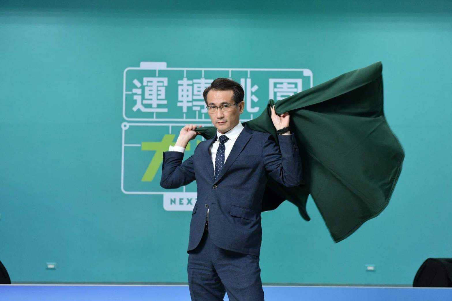 國民黨桃園市議員候選人凌濤指控民進黨桃園市長候選人鄭運鵬，去大陸經商，申請專利文件時，寫自己國籍為「中國」、居所為「中國台灣省台北市」。這事情，芝麻綠豆大，凌濤攻的無知，鄭運鵬守的無聊，2個人腦袋都沾了漿糊。（翻攝鄭運鵬臉書）