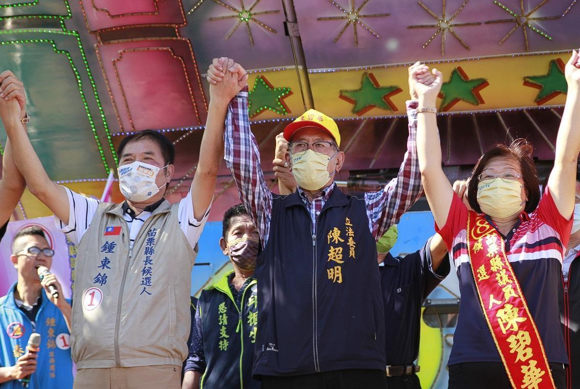 陳超明（中）倒戈支持脫黨參選的鍾東錦（左）引發議論。（翻攝自陳碧華臉書）